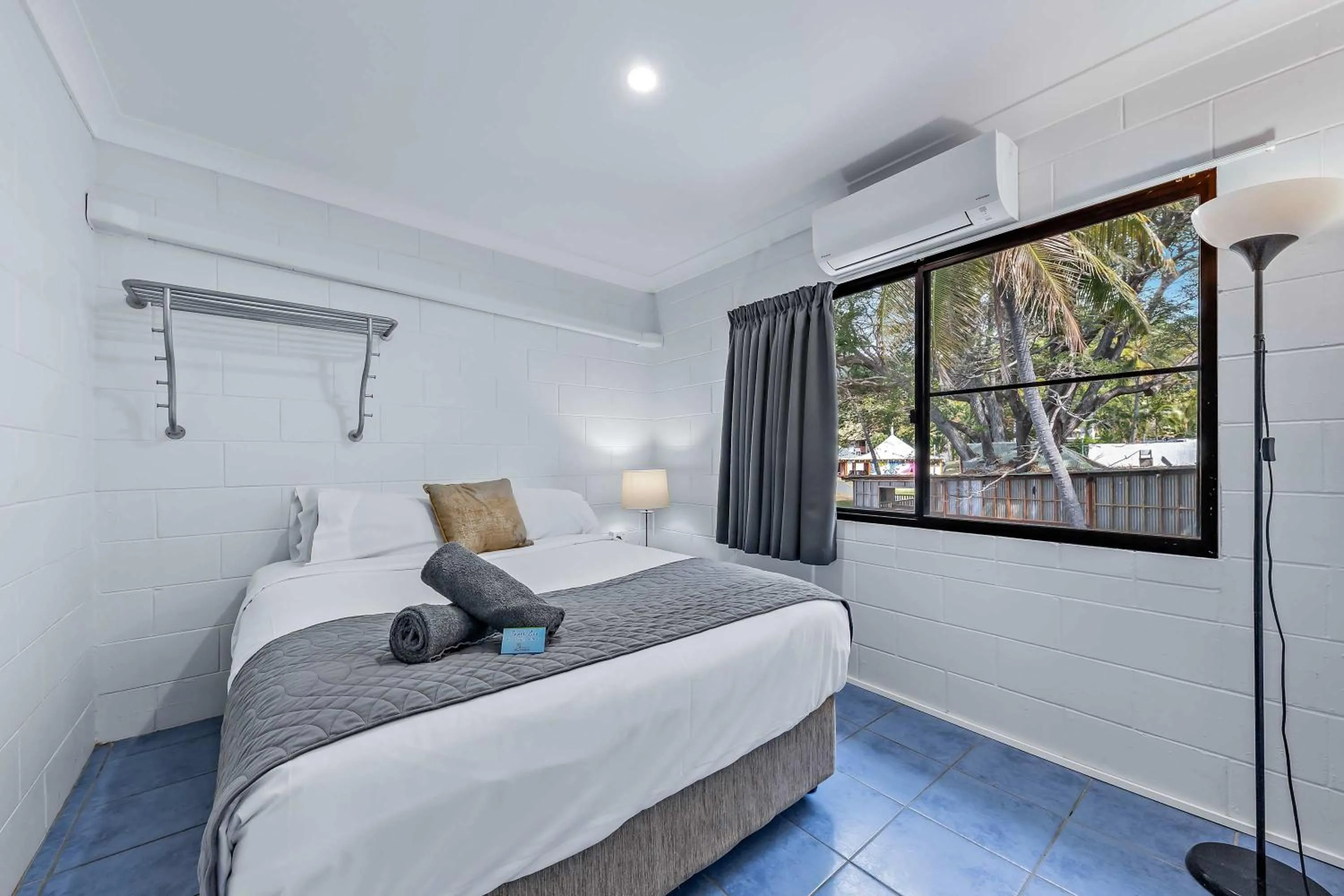 Bed in Airlie Sun & Sand Accommodation #6