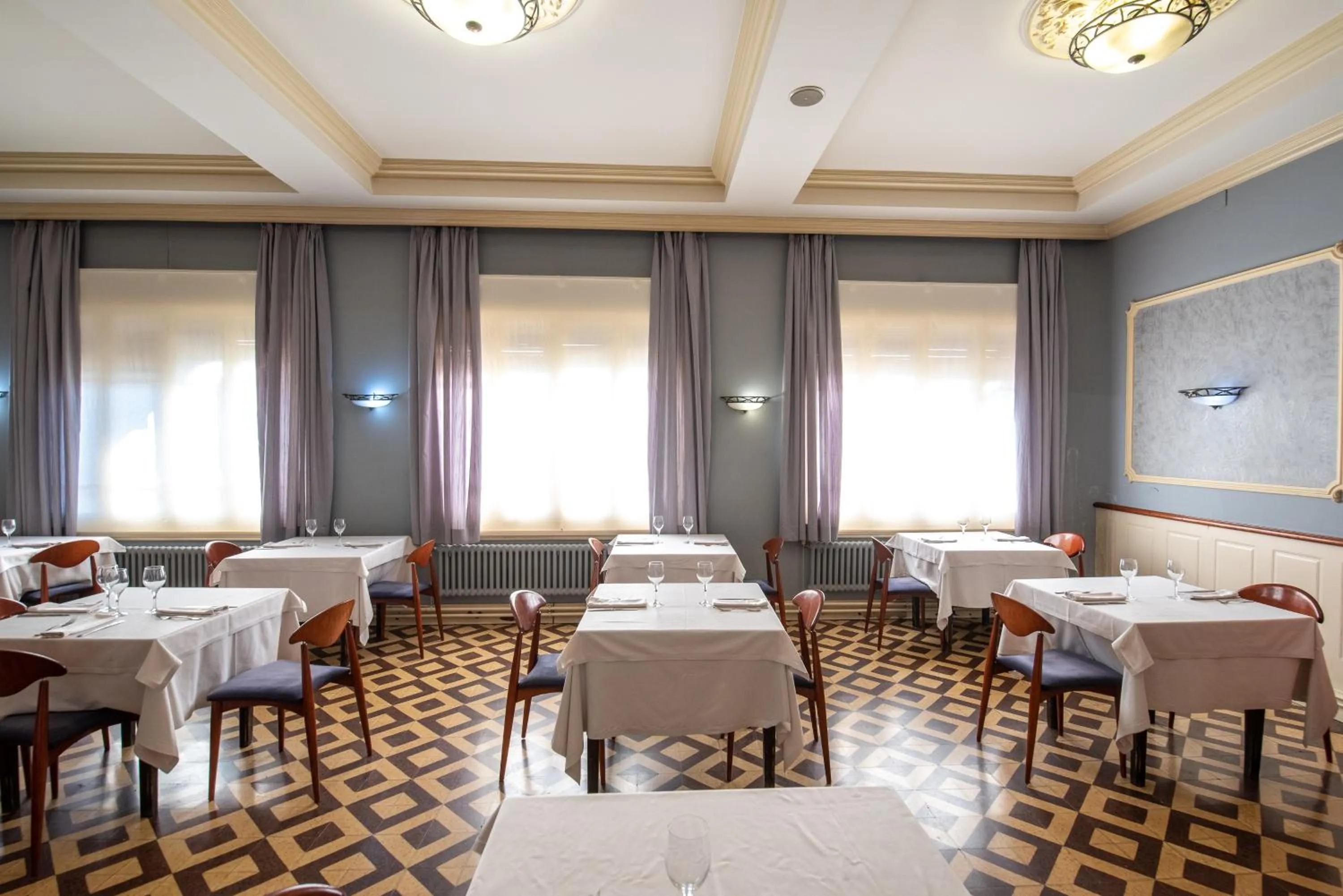 Restaurant/places to eat in Hotel Robert