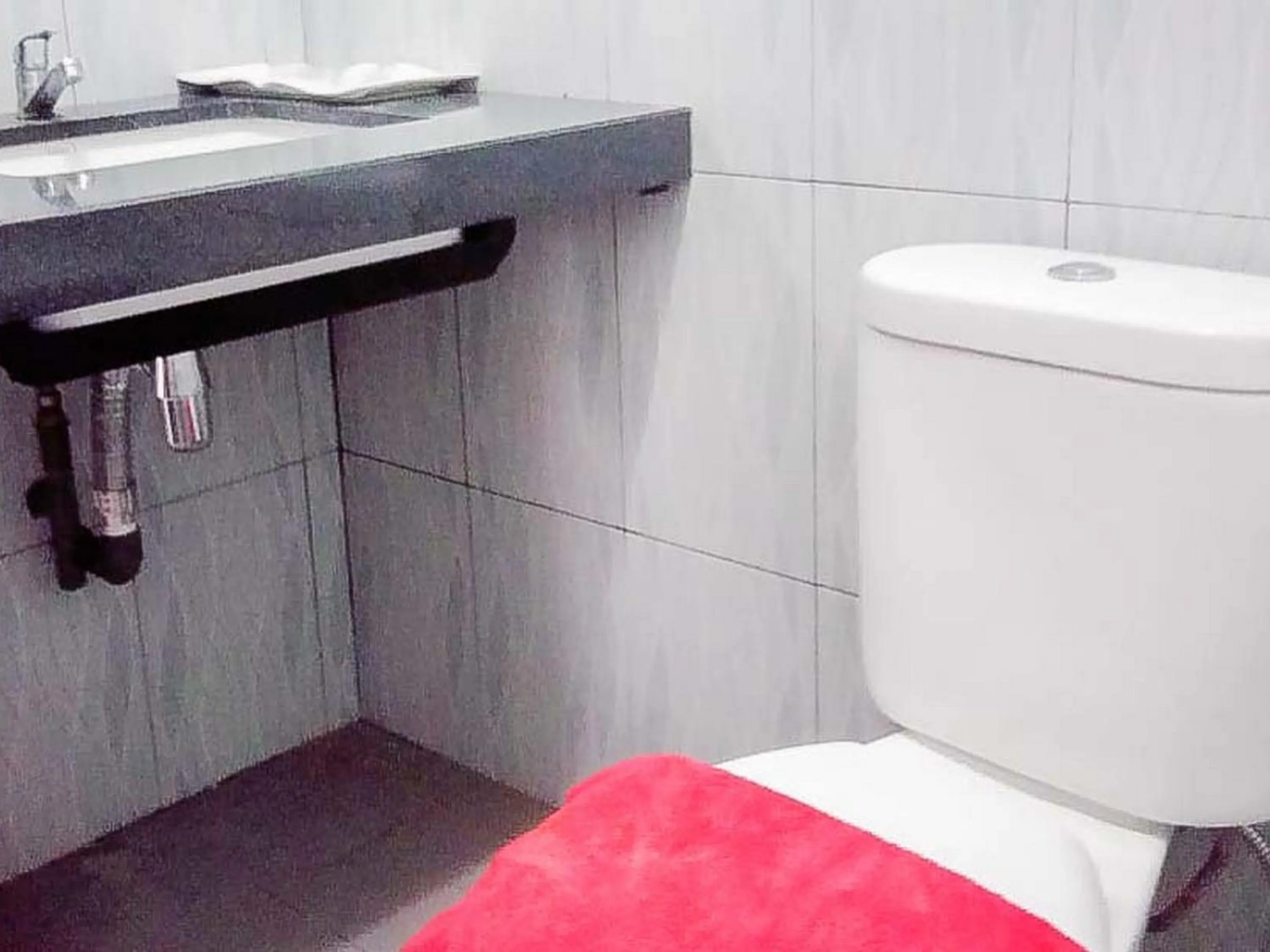 Bathroom in RedDoorz @ Jalan Pendidikan Mataram