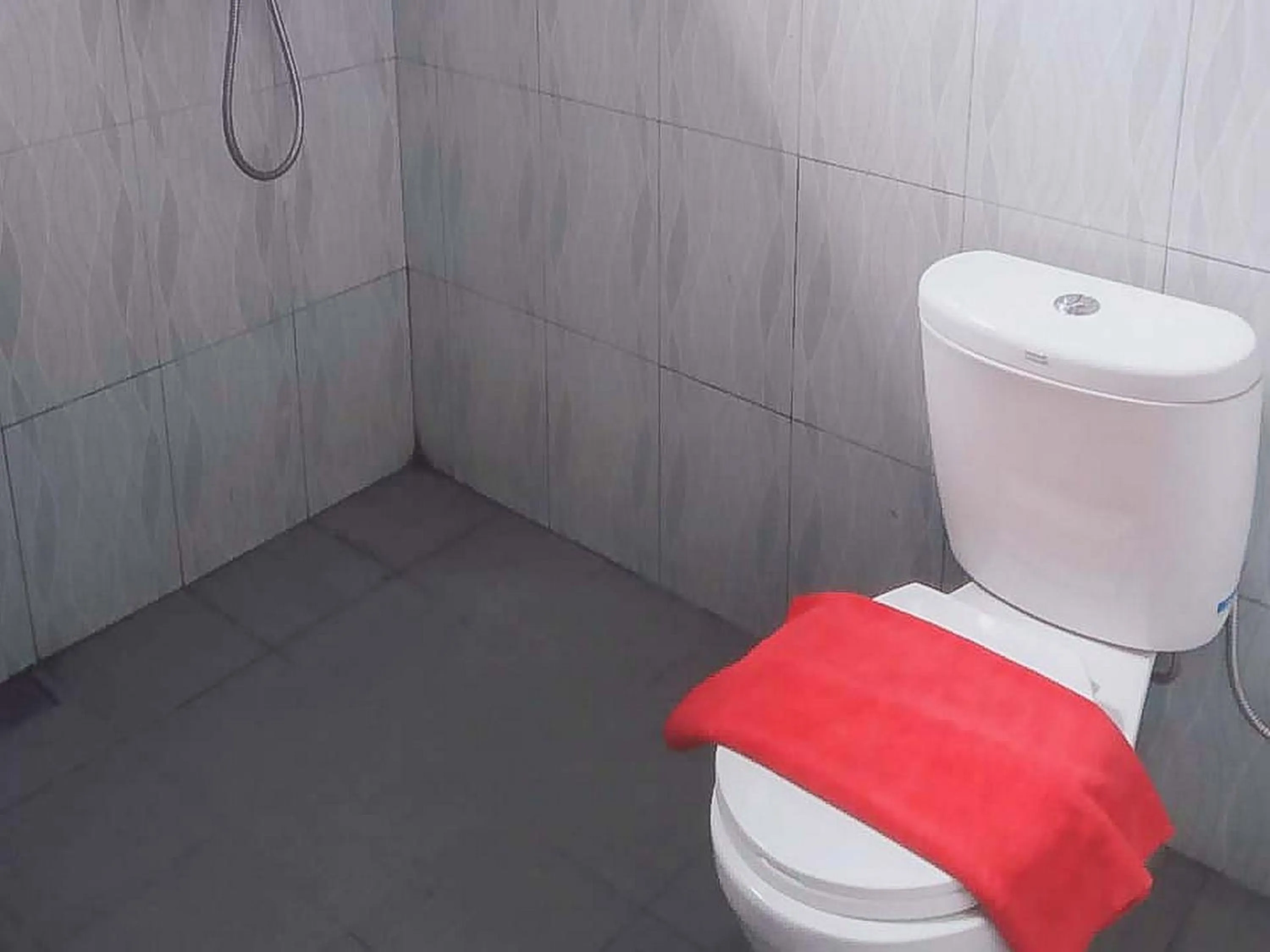 Bathroom in RedDoorz @ Jalan Pendidikan Mataram