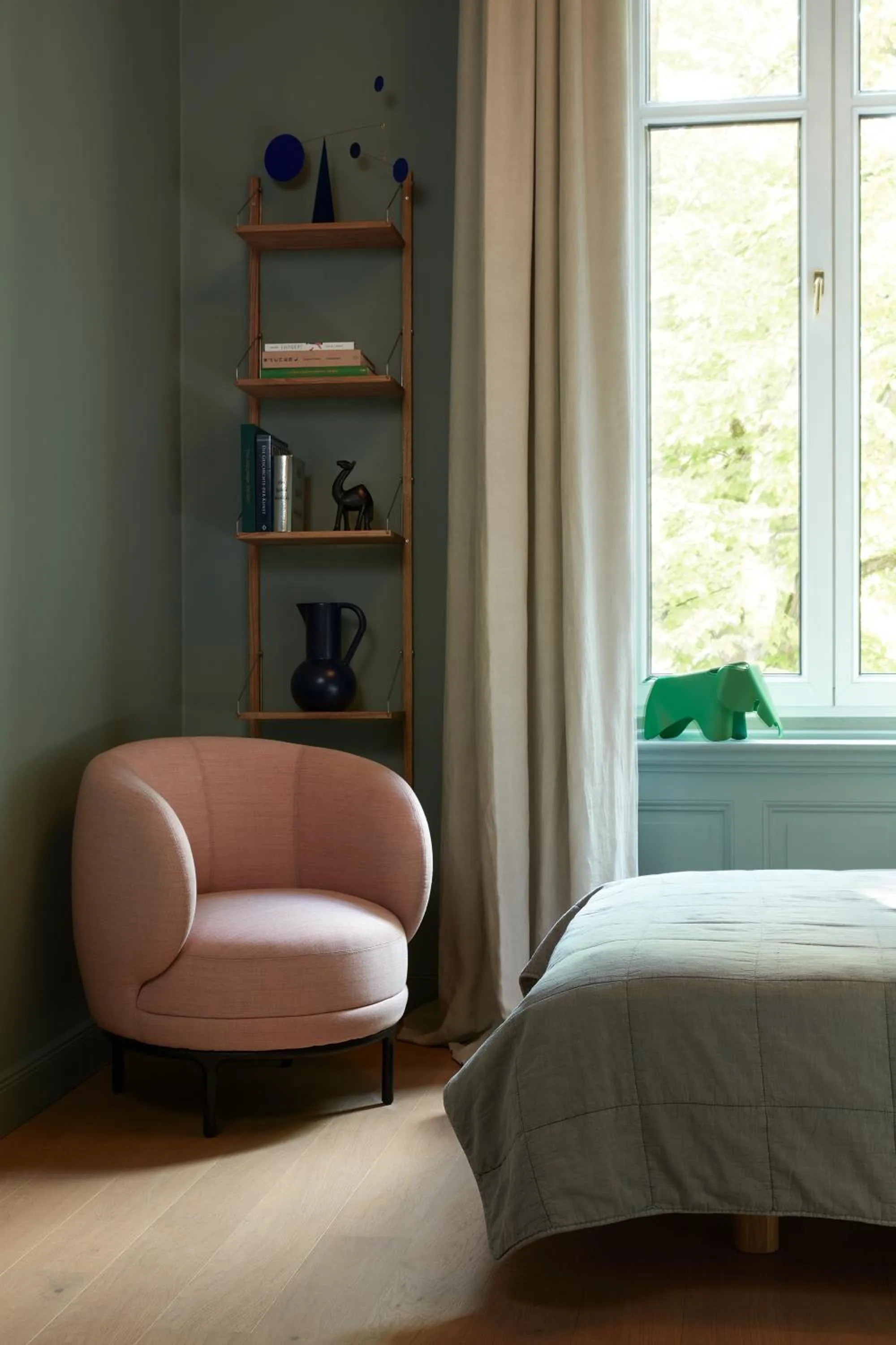 Seating area, Bed in stilwerk Hotel Heimhude