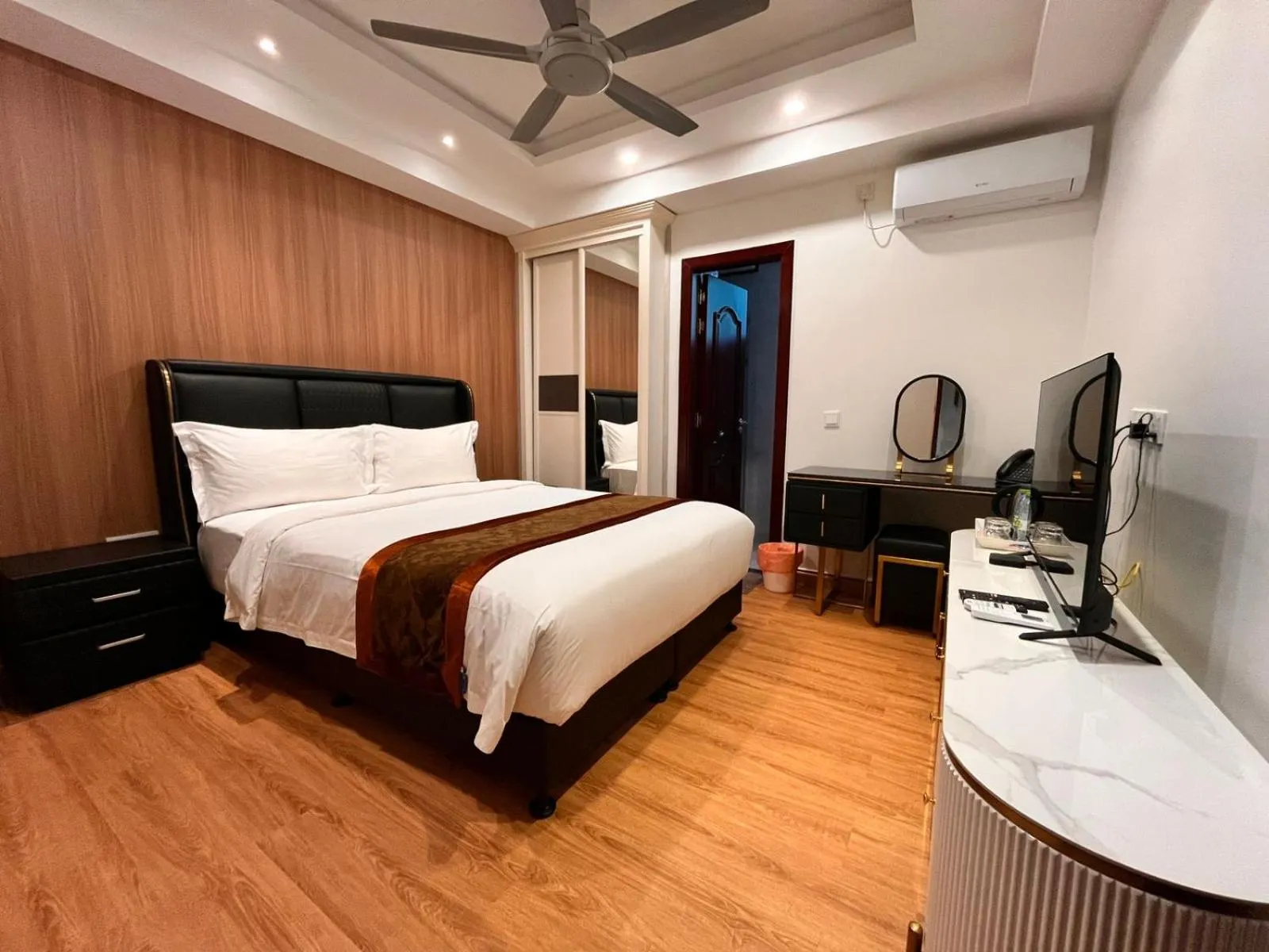 Family, Bed in Rivethi Beach