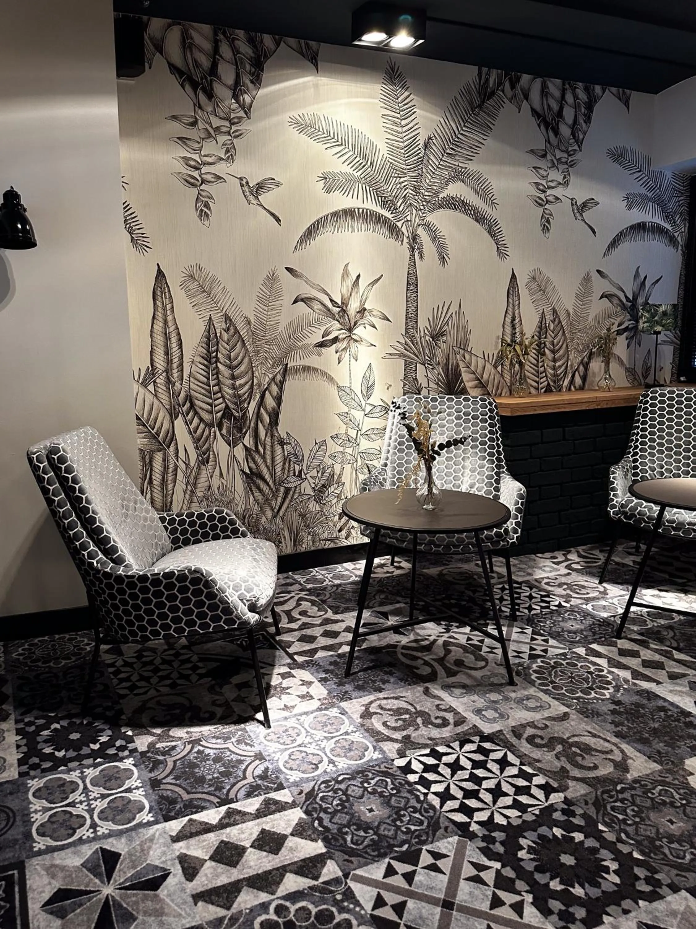 Communal lounge/ TV room in Hotel Berliner Hof by Coffee Fellows Hotels