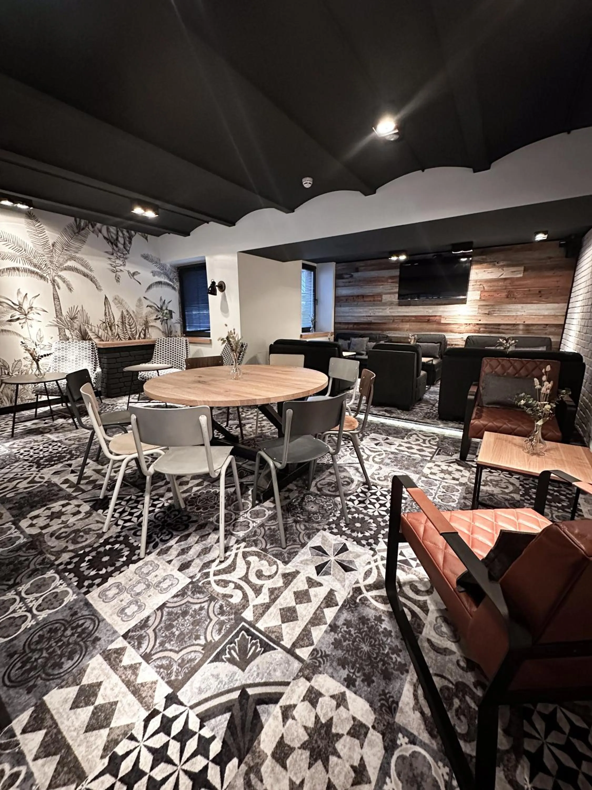 Communal lounge/ TV room in Hotel Berliner Hof by Coffee Fellows Hotels