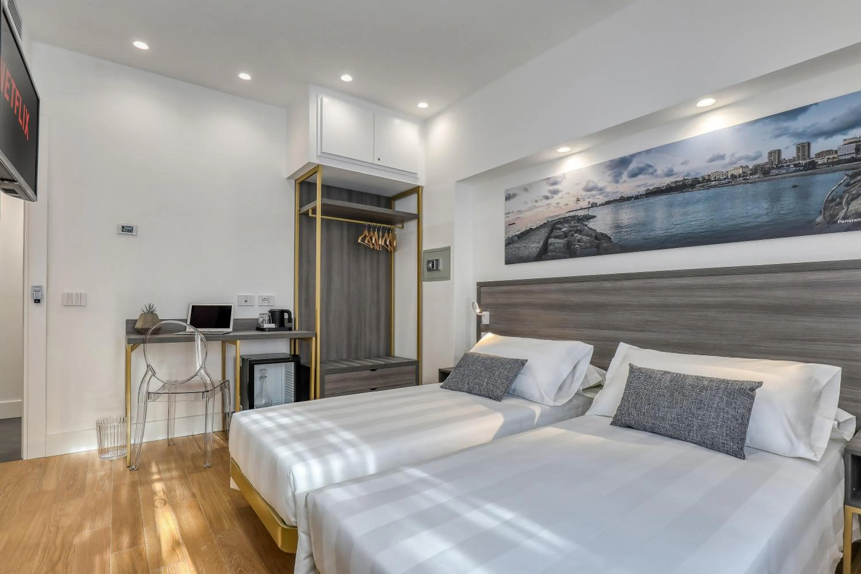 Photo of the whole room, Bed in Gallery Suite