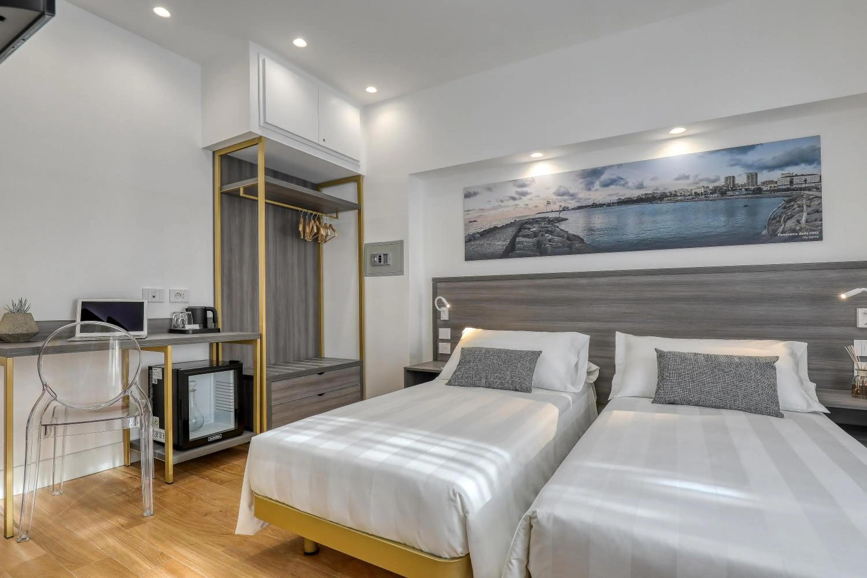 Photo of the whole room, Bed in Gallery Suite