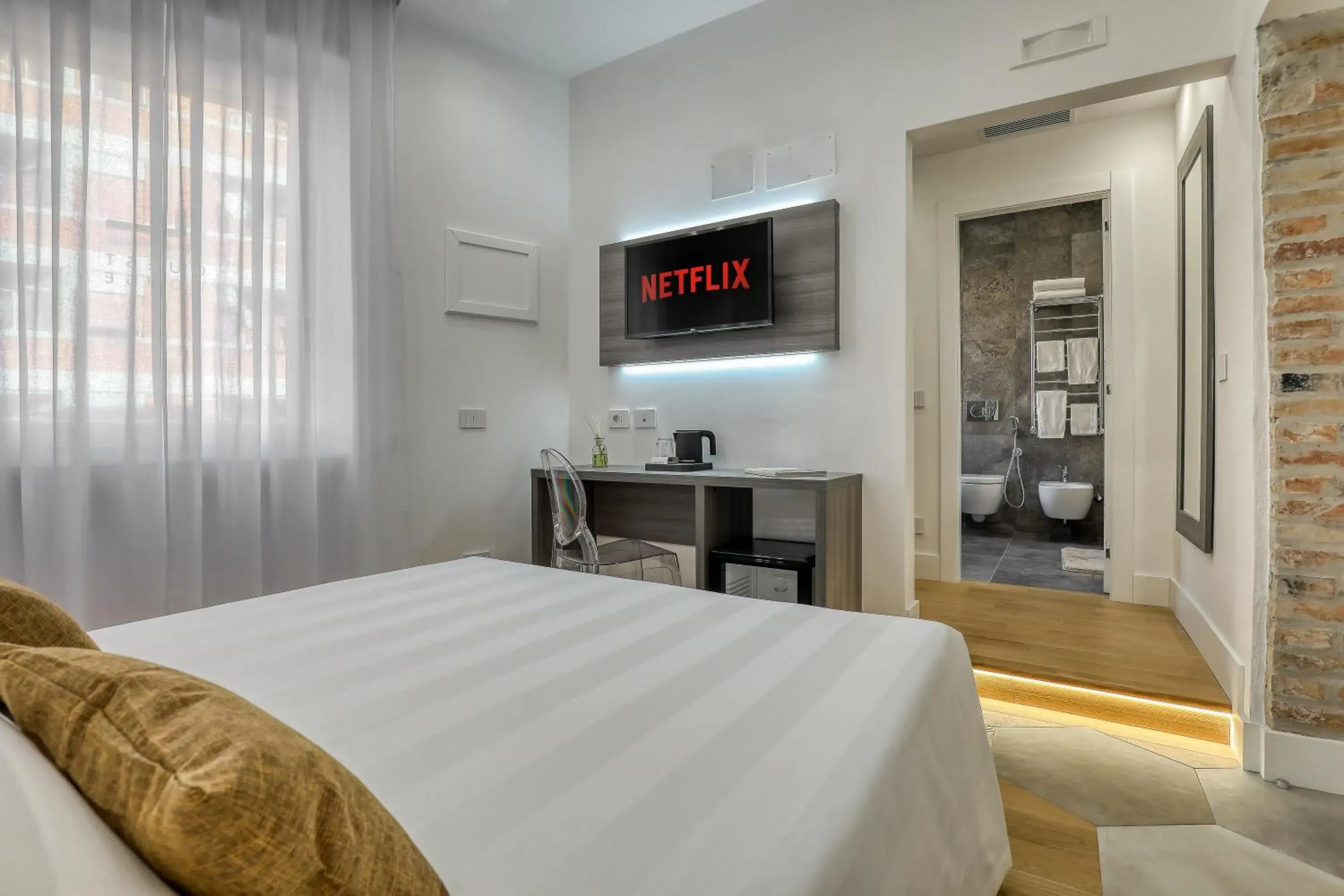 Double Room with Private Bathroom - single occupancy in Gallery Suite Double Room with Private Bathroom - single occupancy in Gallery Suite