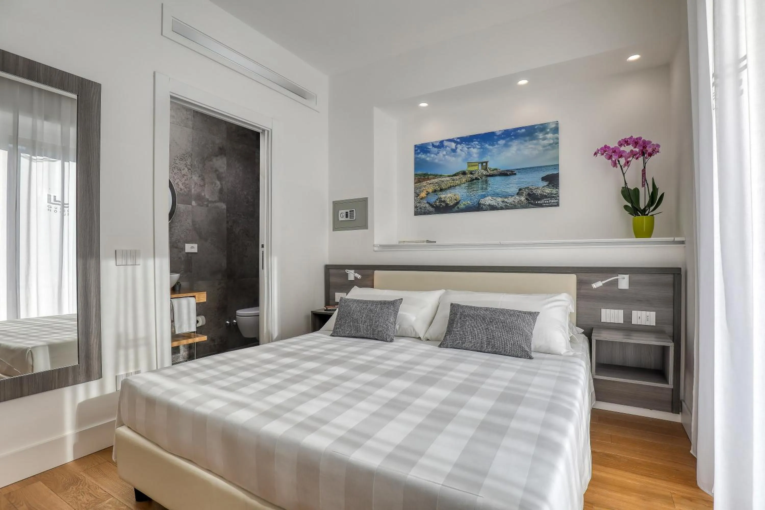 Photo of the whole room, Bed in Gallery Suite