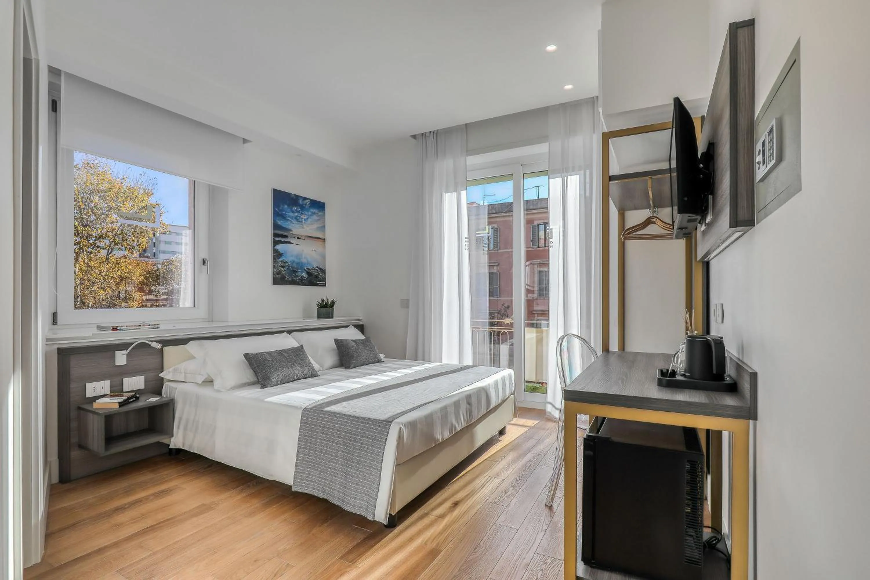 Photo of the whole room, Bed in Gallery Suite