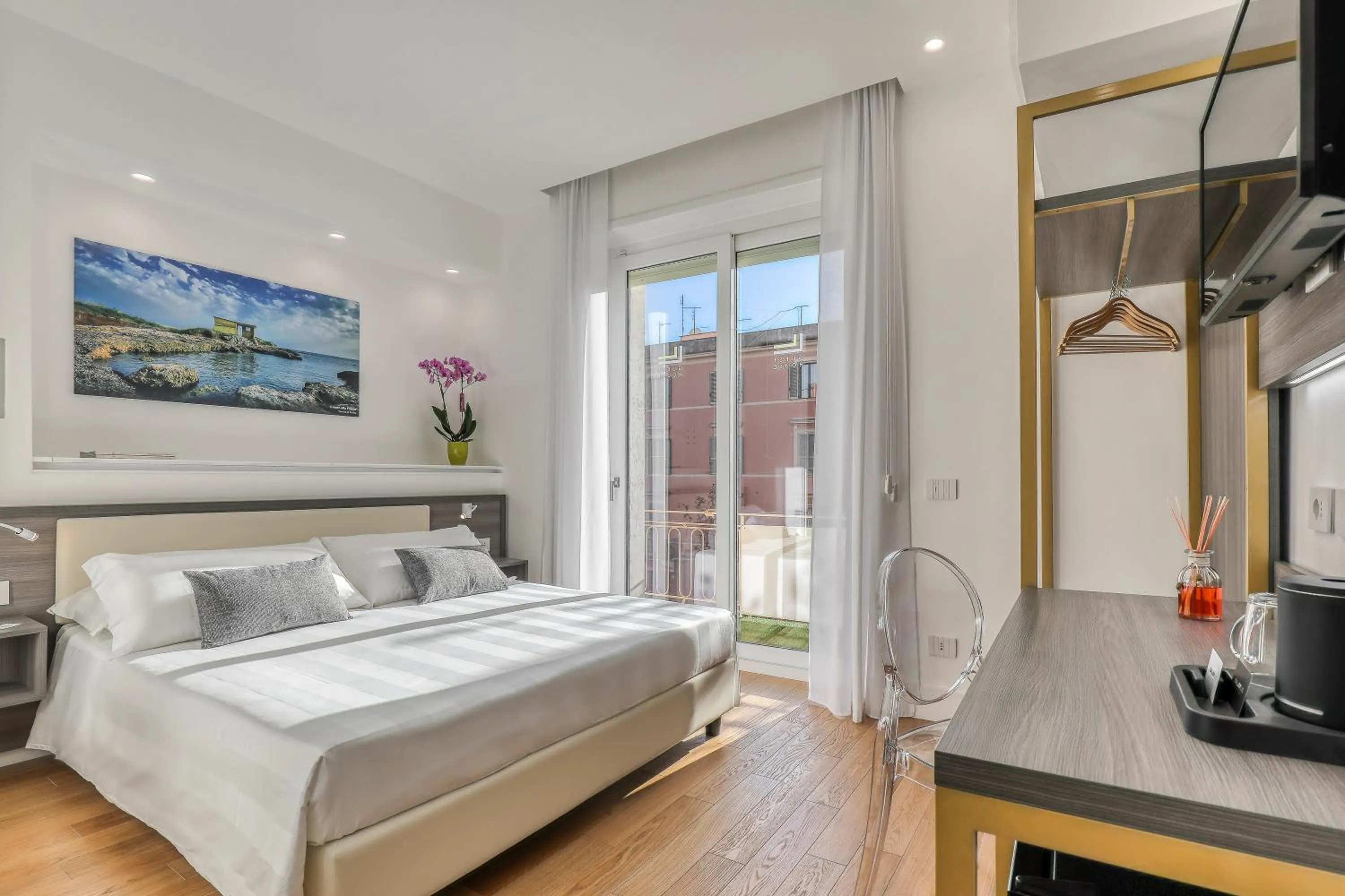 Photo of the whole room, Bed in Gallery Suite