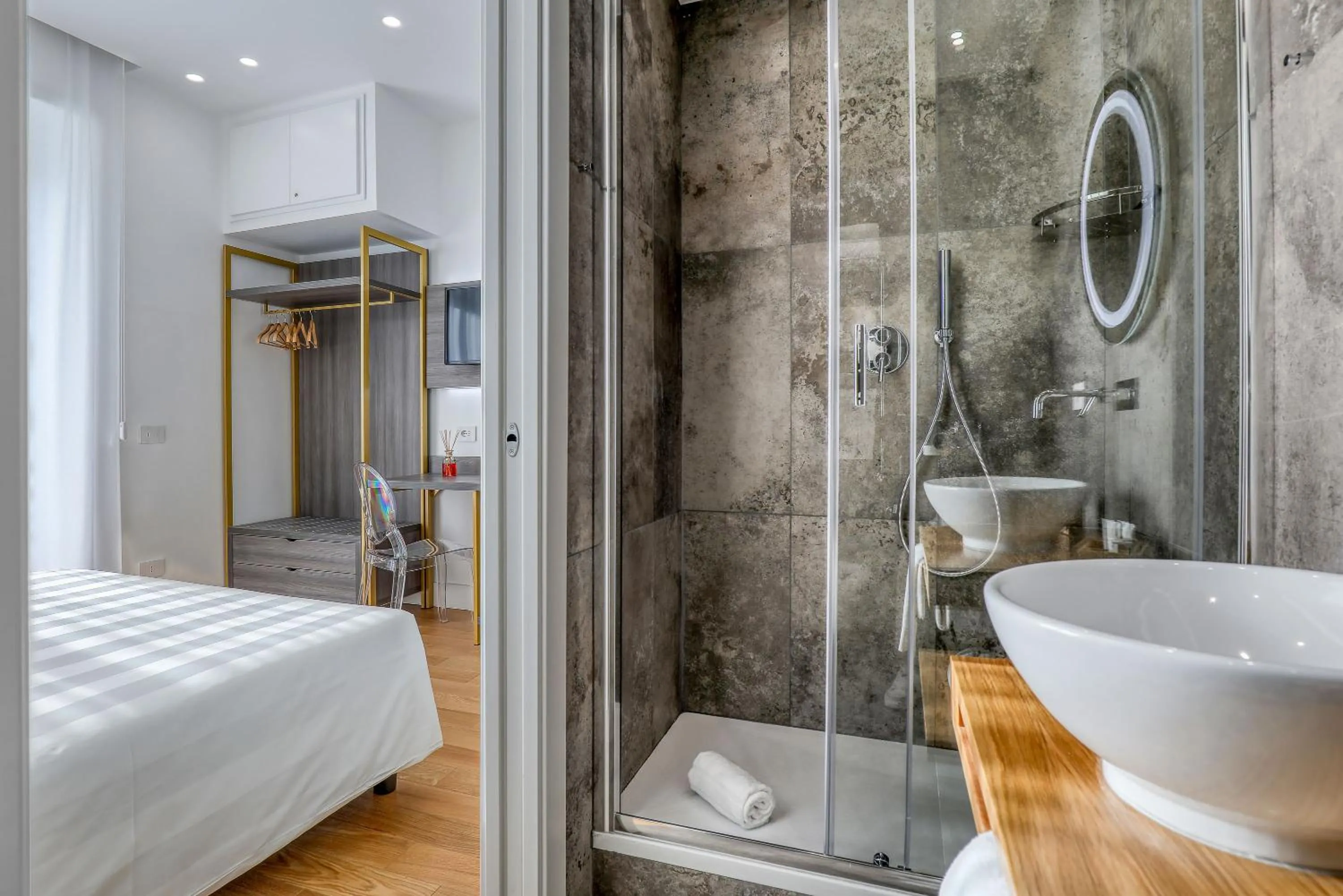 Bathroom, Bed in Gallery Suite