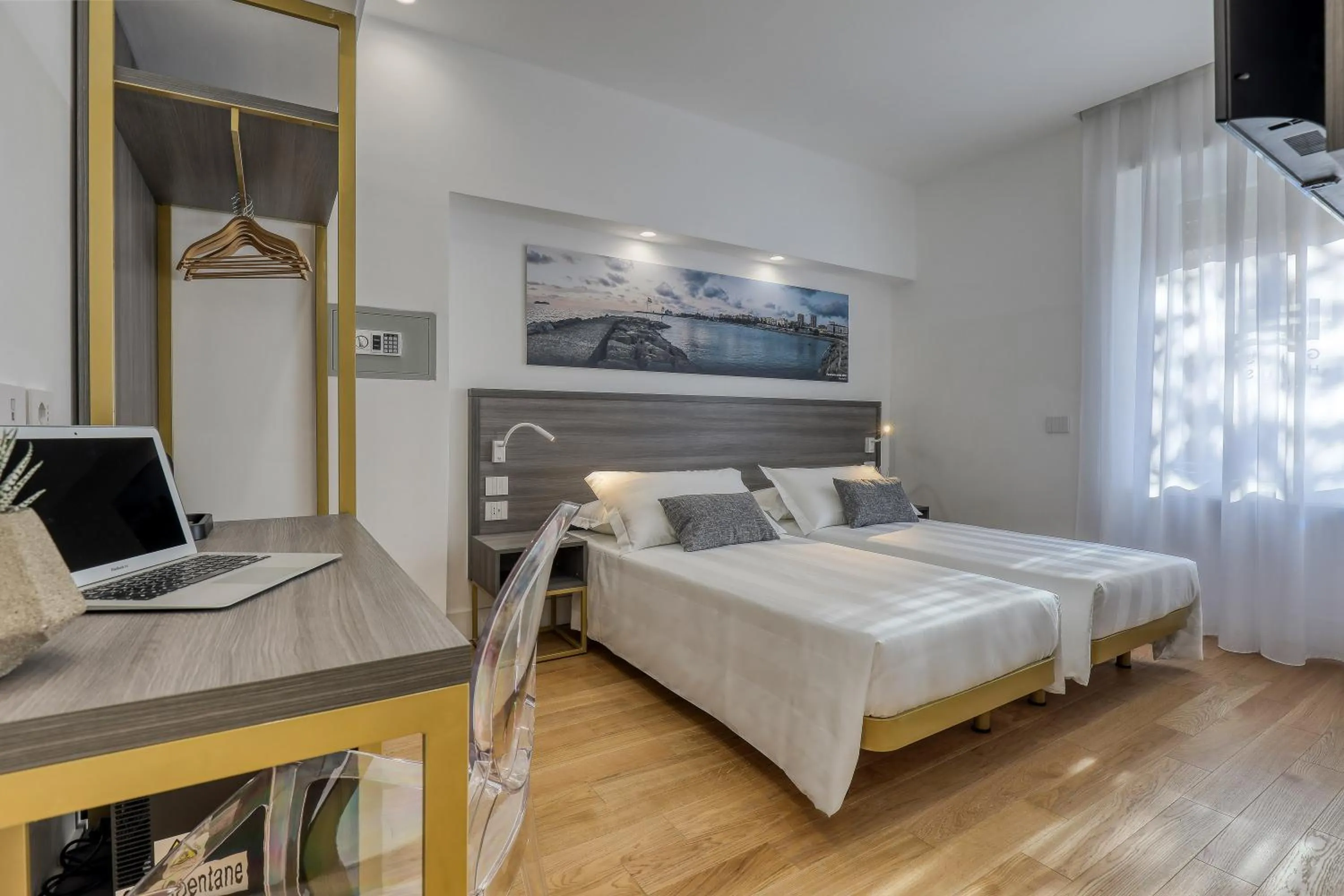 Photo of the whole room, Bed in Gallery Suite