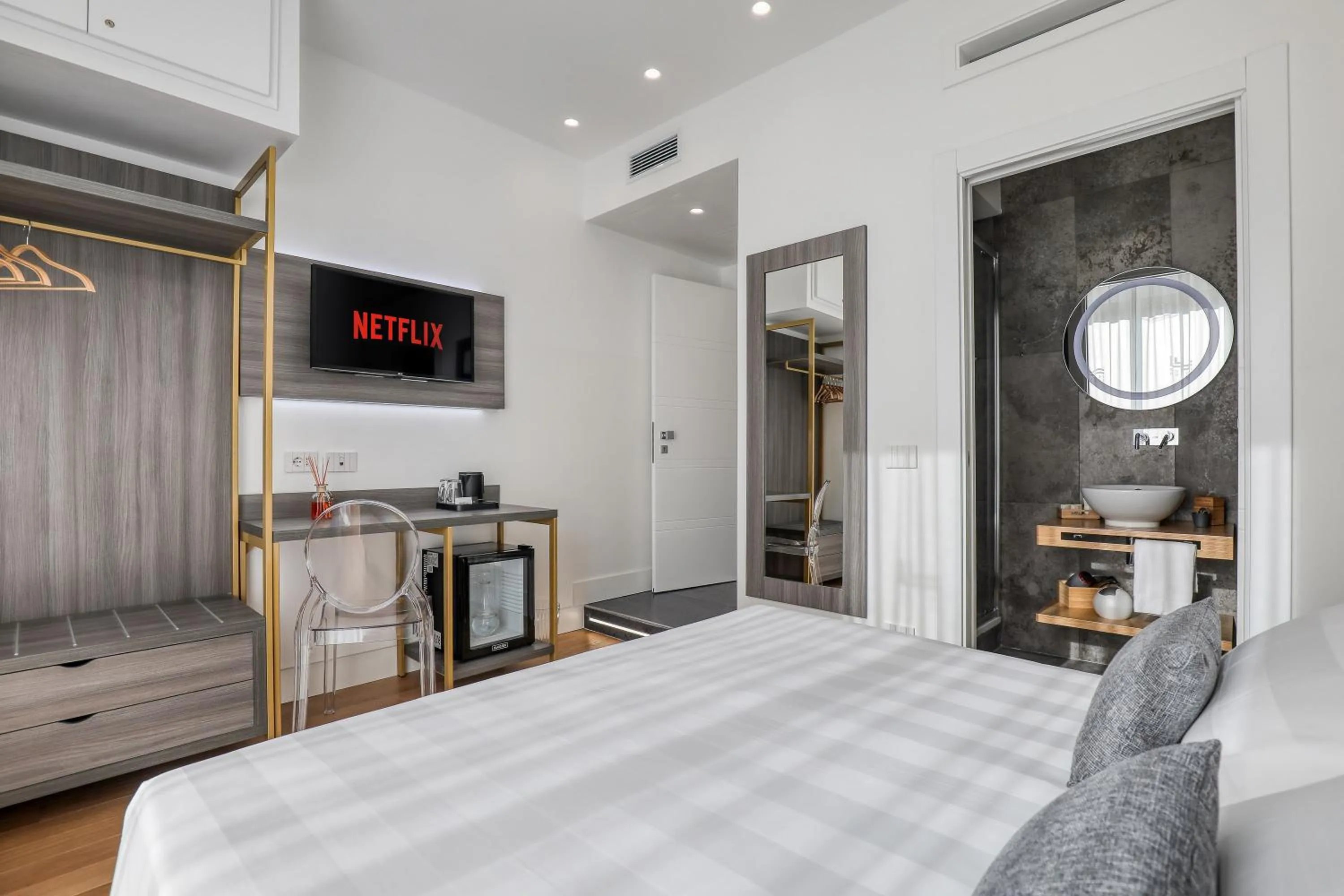 Photo of the whole room, Bed in Gallery Suite