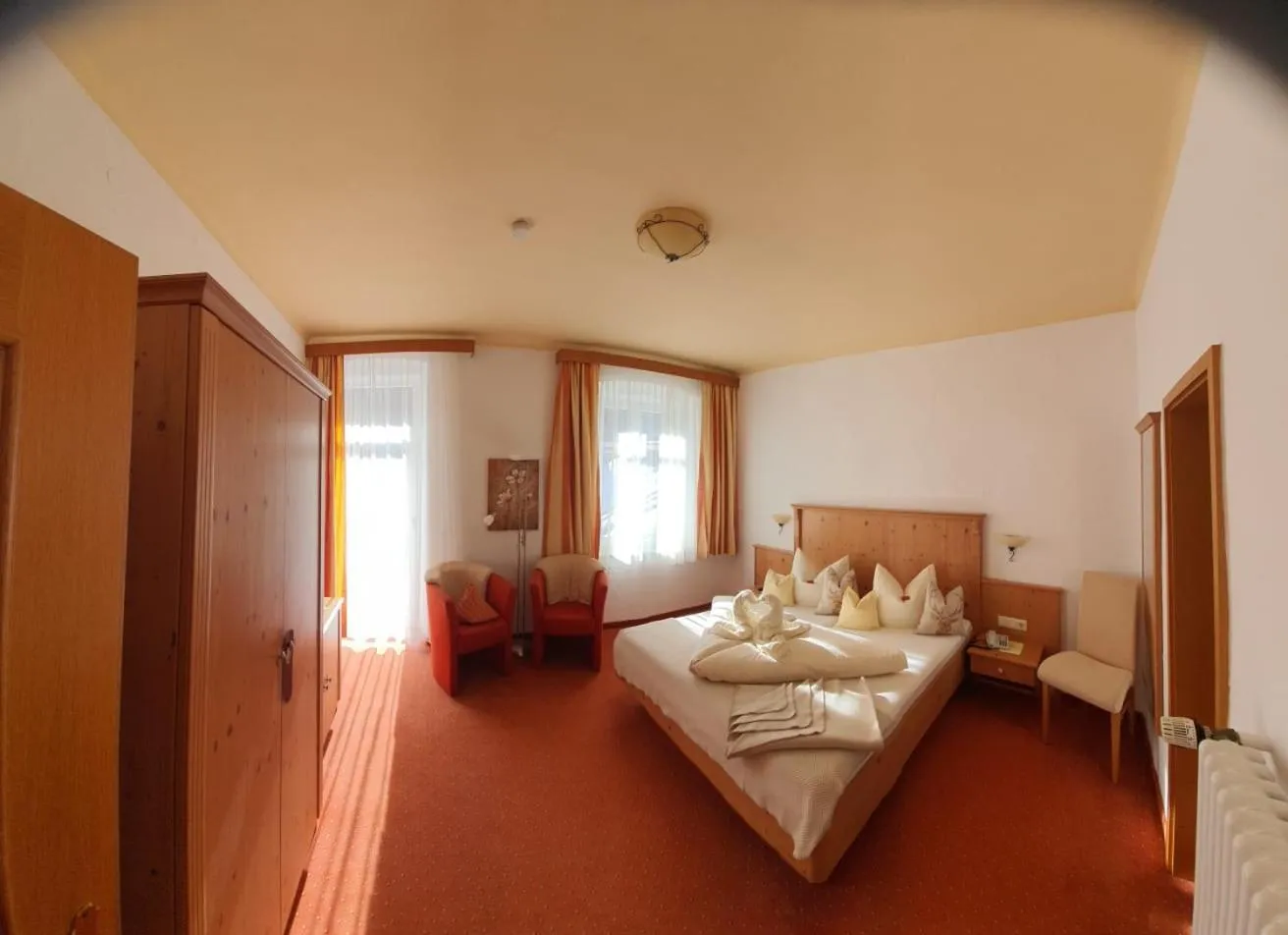 Photo of the whole room, Bed in Hotel-Garni Drachenburg