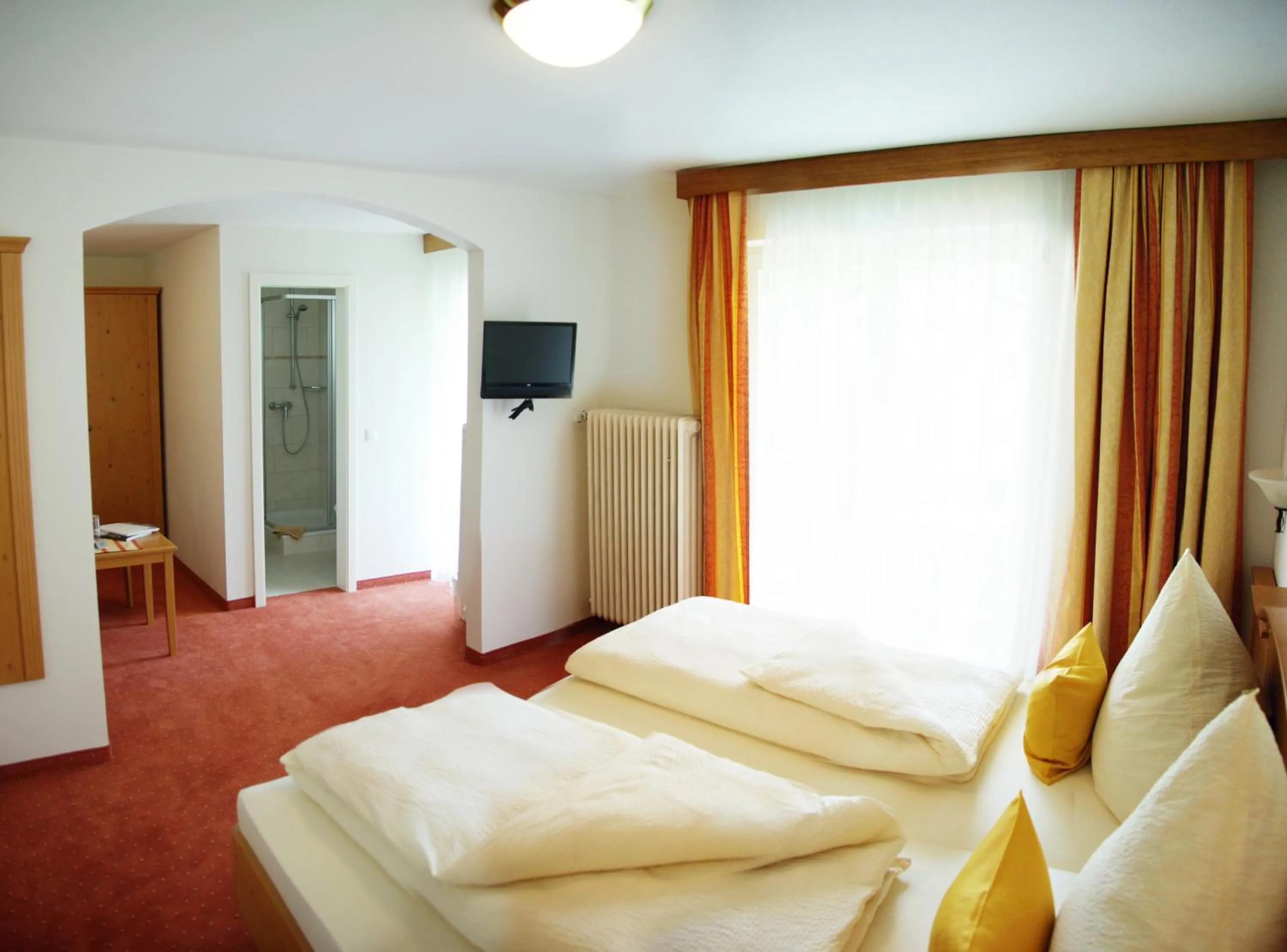 Photo of the whole room, Bed in Hotel-Garni Drachenburg