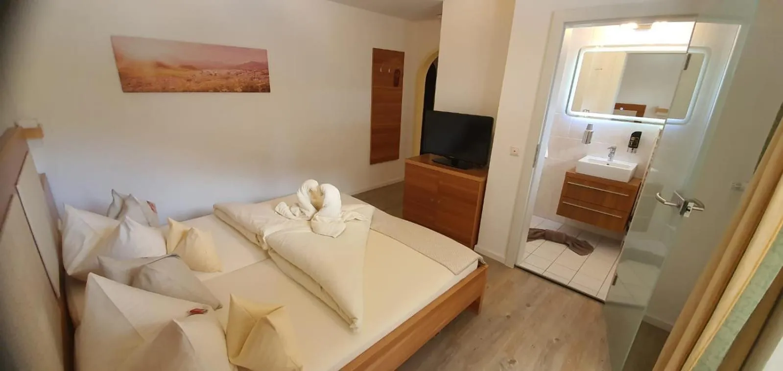 Photo of the whole room, Bed in Hotel-Garni Drachenburg