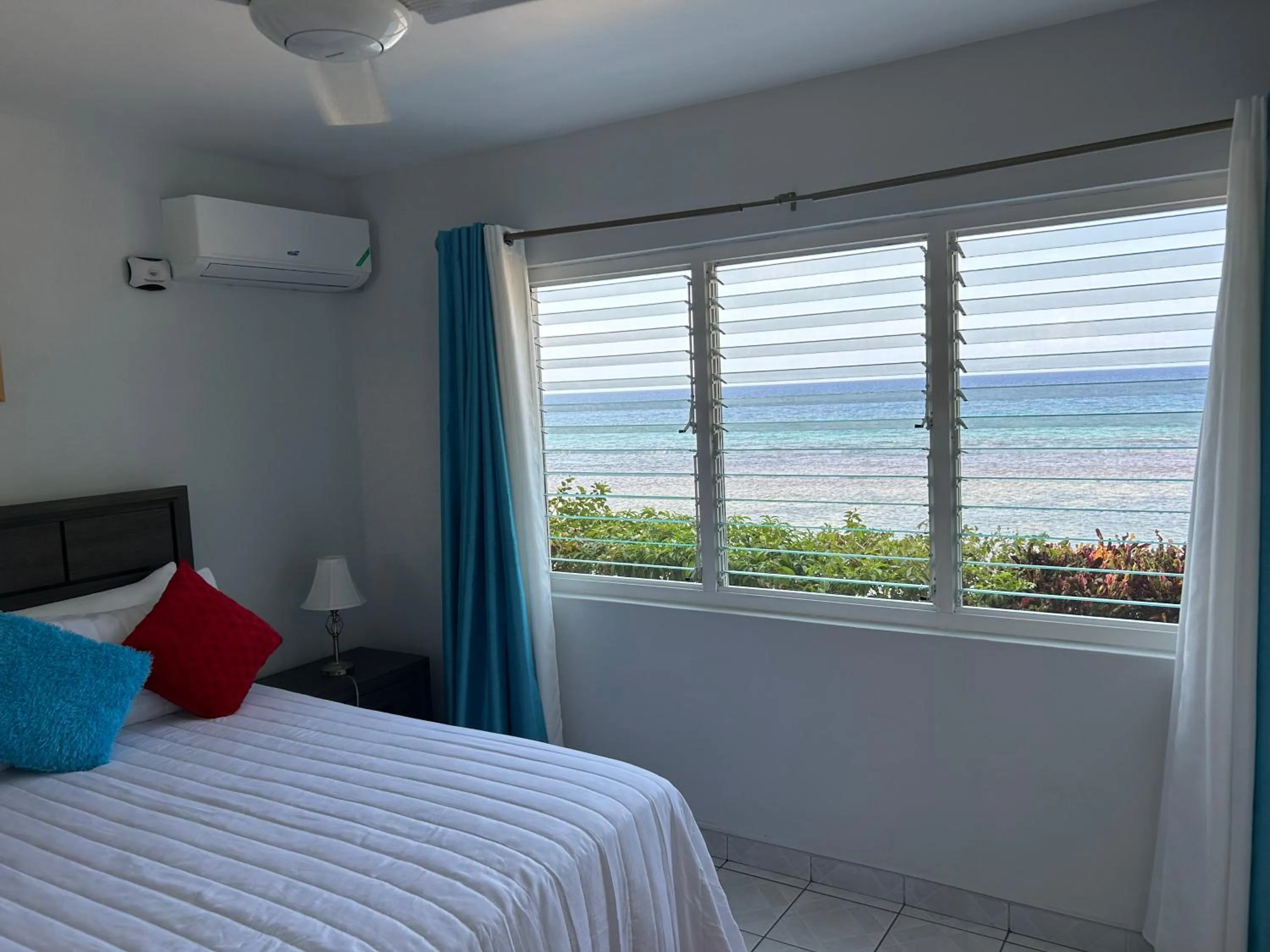 Bed in Contemporary Ocean view 2bed Carib Ocho Rios Condo