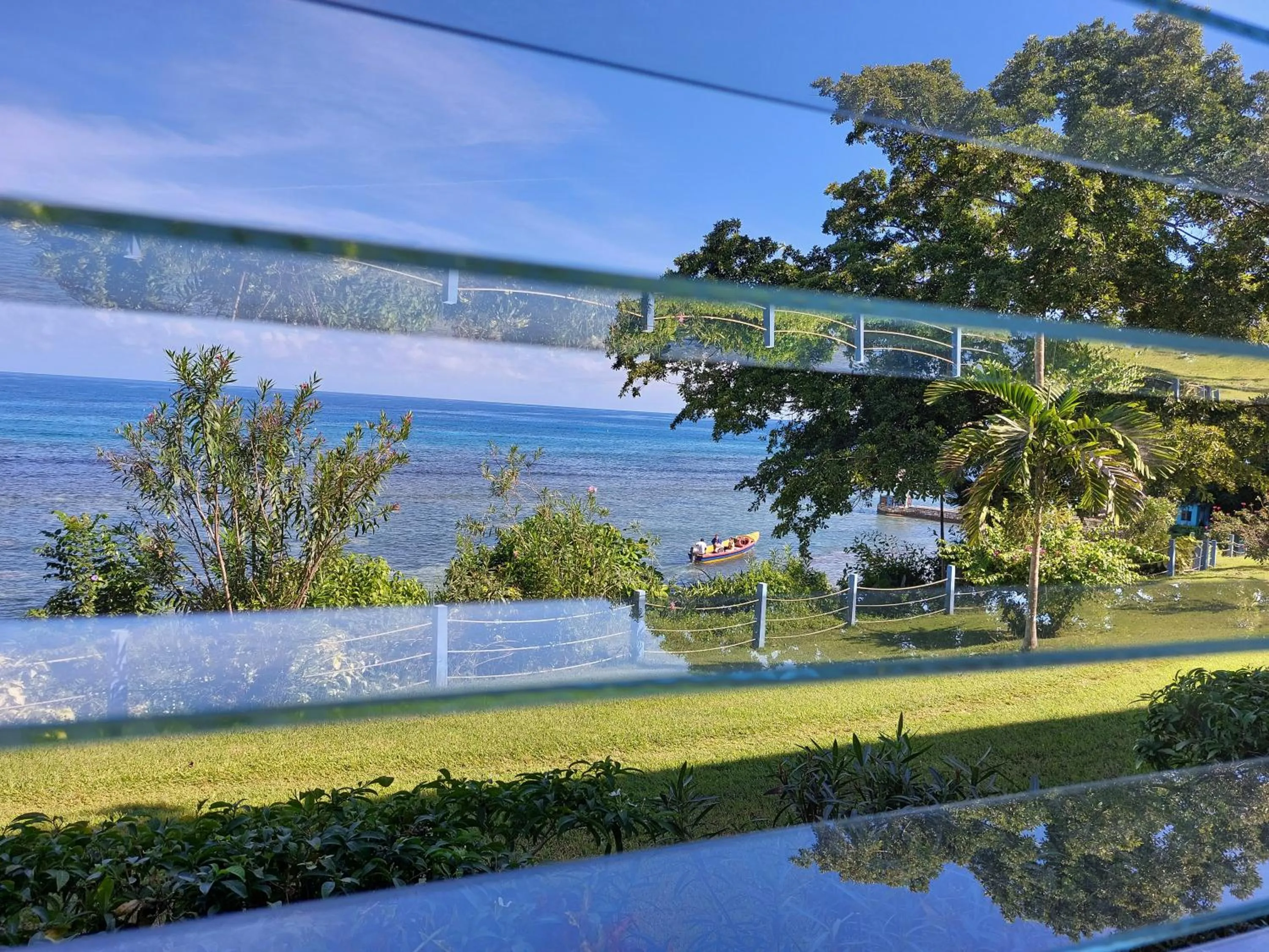 Sea view in Contemporary Ocean view 2bed Carib Ocho Rios Condo