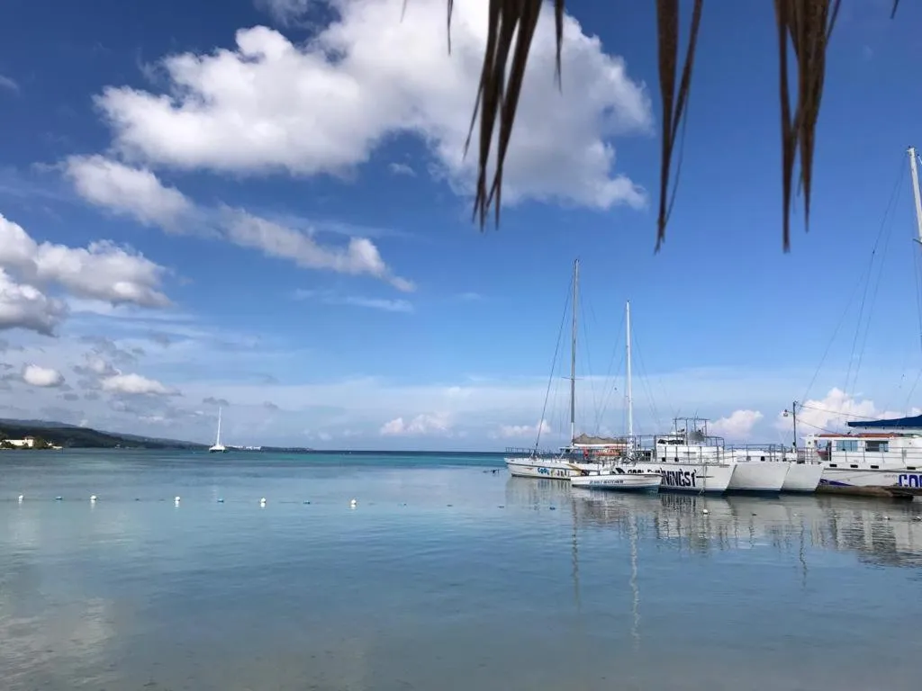 Beach in Contemporary Ocean view 2bed Carib Ocho Rios Condo