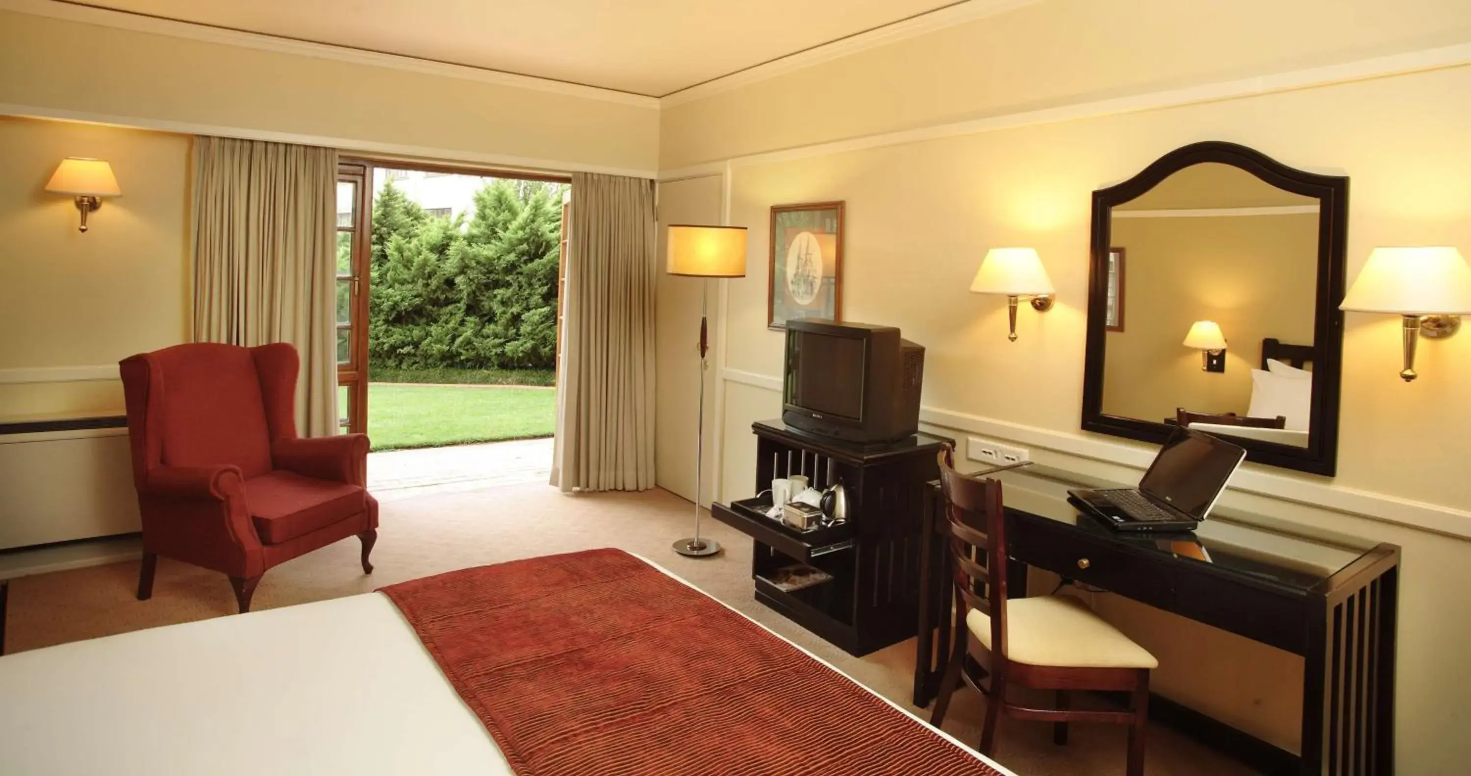 Photo of the whole room, Bed in Southern Sun Bloemfontein Photo of the whole room, Bed in Southern Sun Bloemfontein