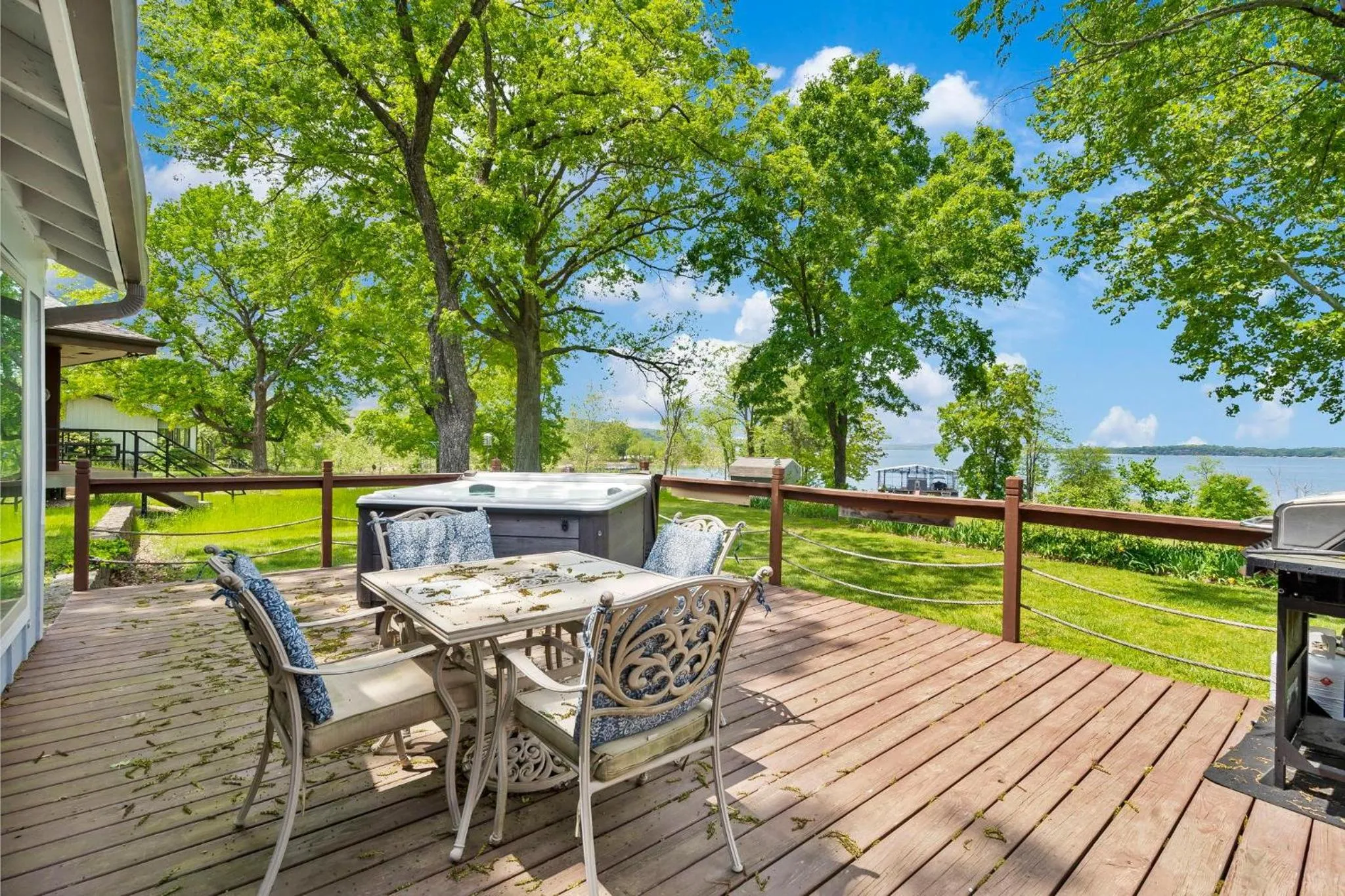 Lake Escape Lakefront Lodge at Red Bud Cove