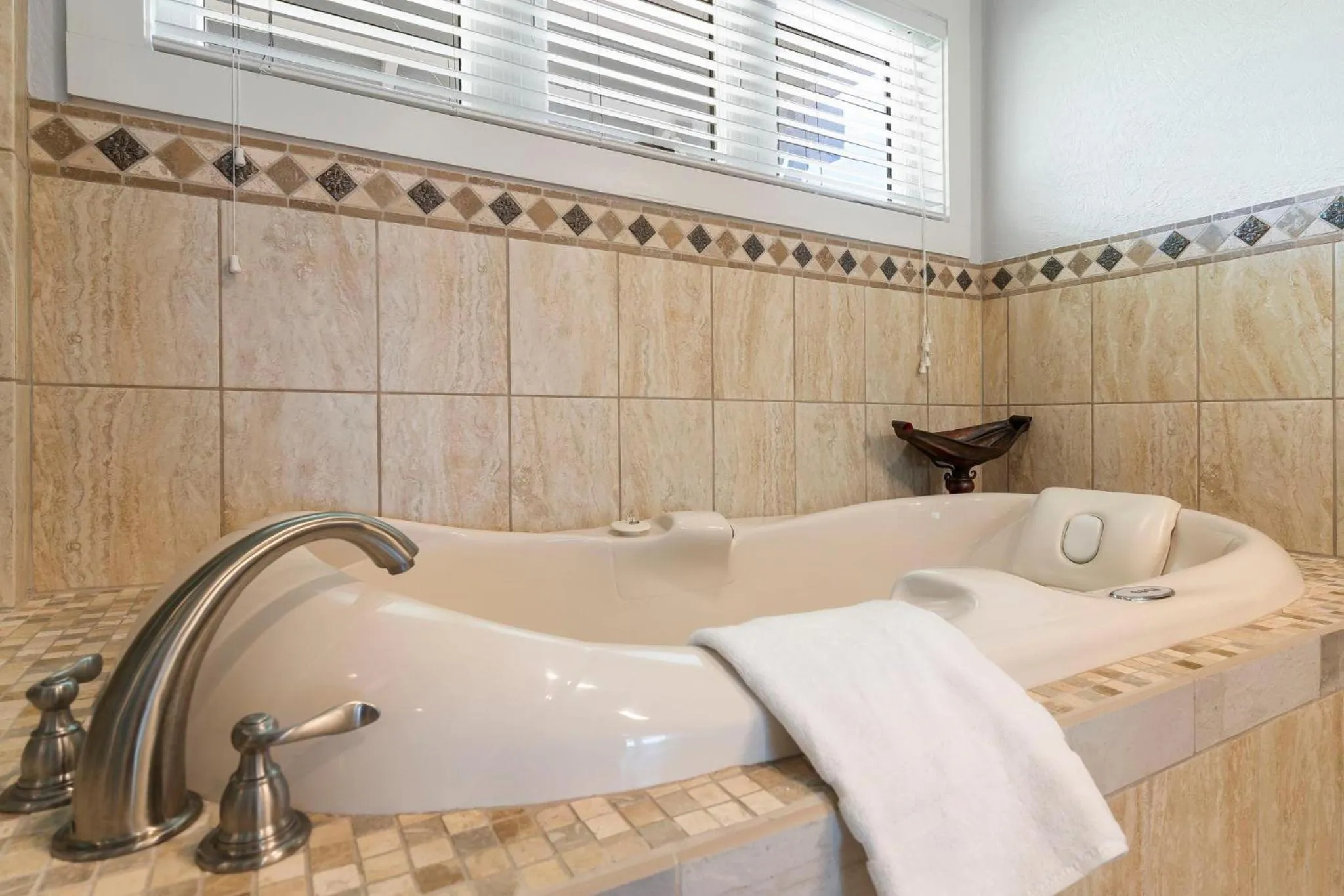 Lake Escape Lakefront Lodge at Red Bud Cove