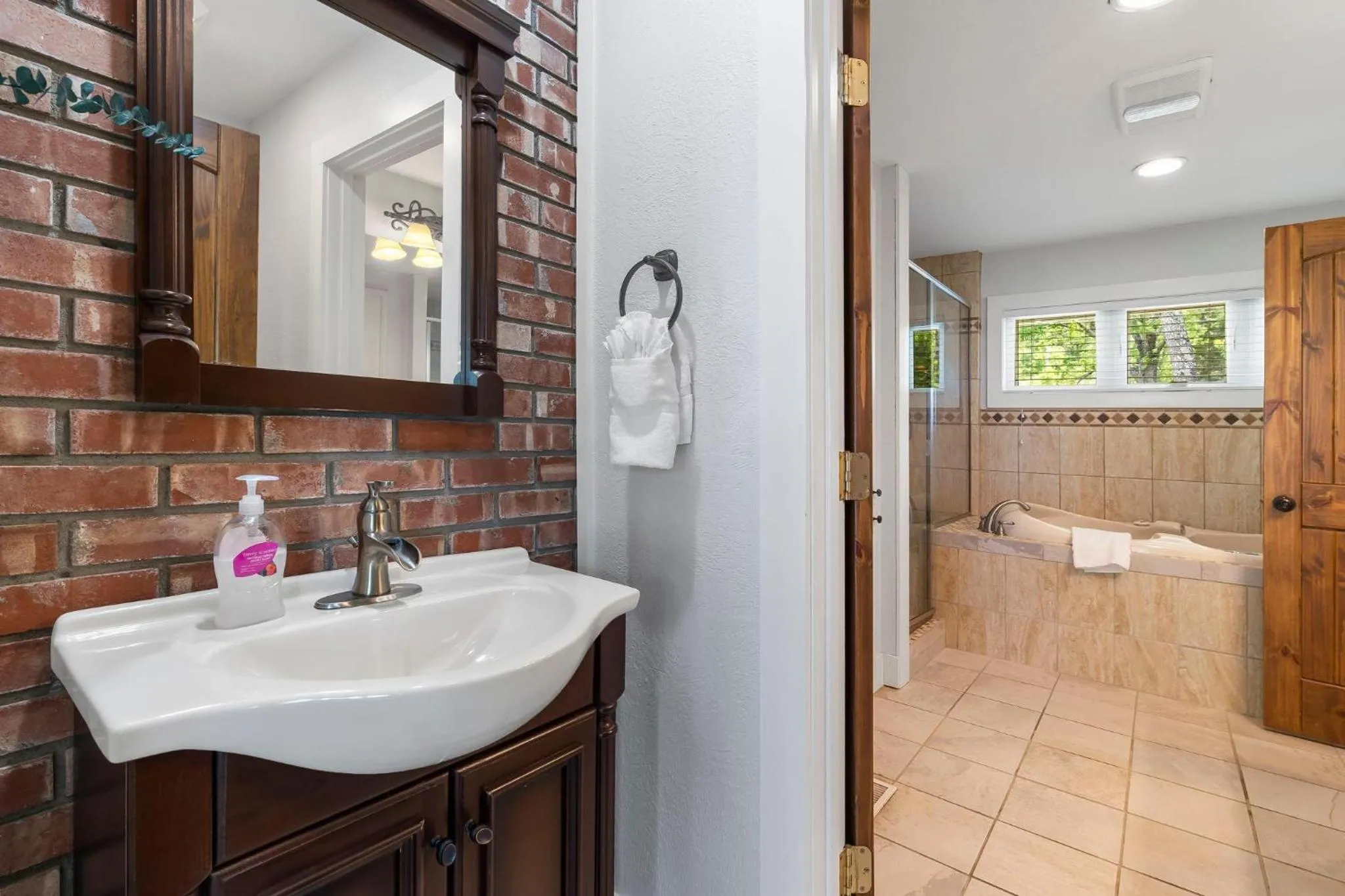 Lake Escape Lakefront Lodge at Red Bud Cove