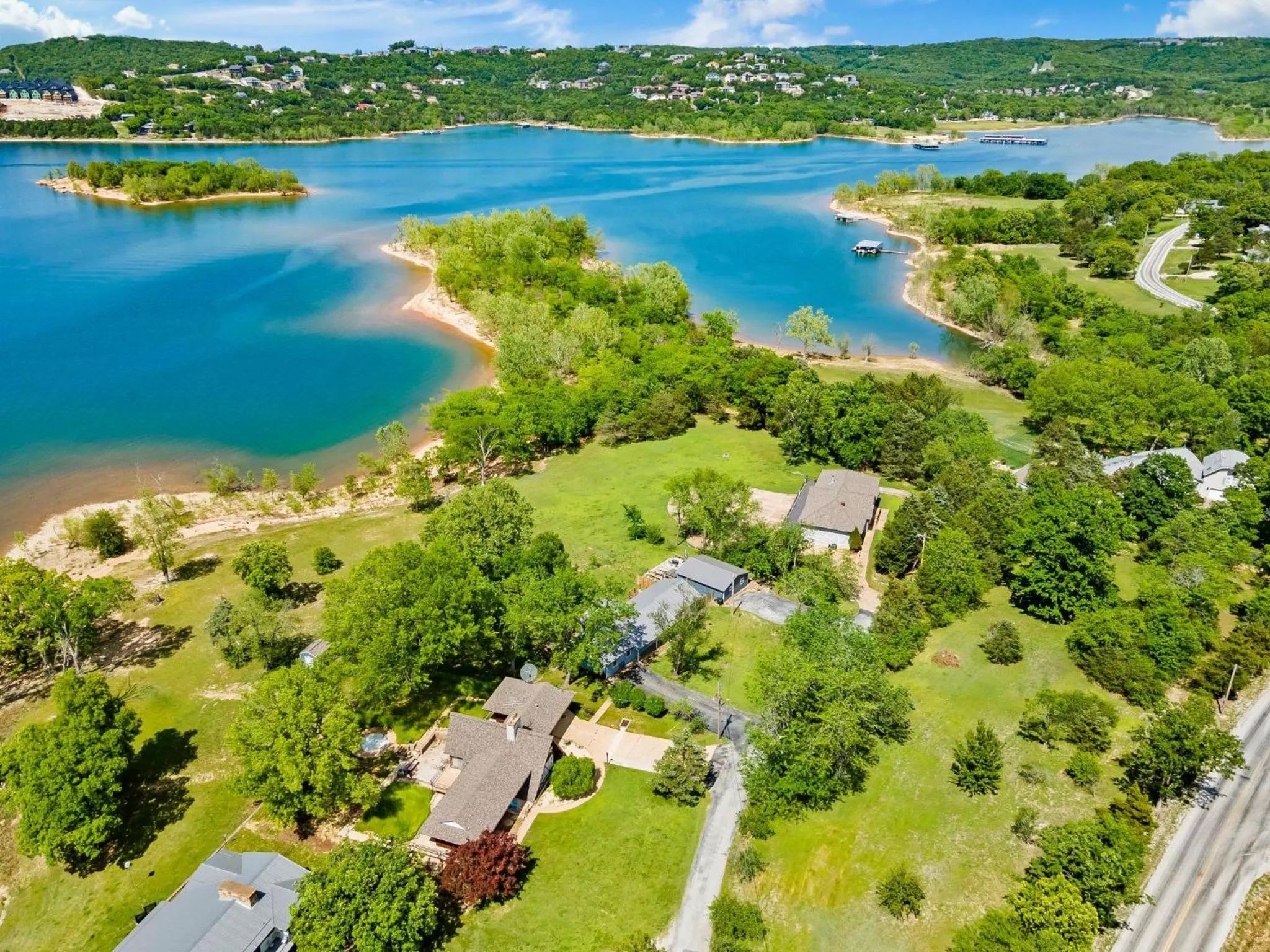 Lake Escape Lakefront Lodge at Red Bud Cove