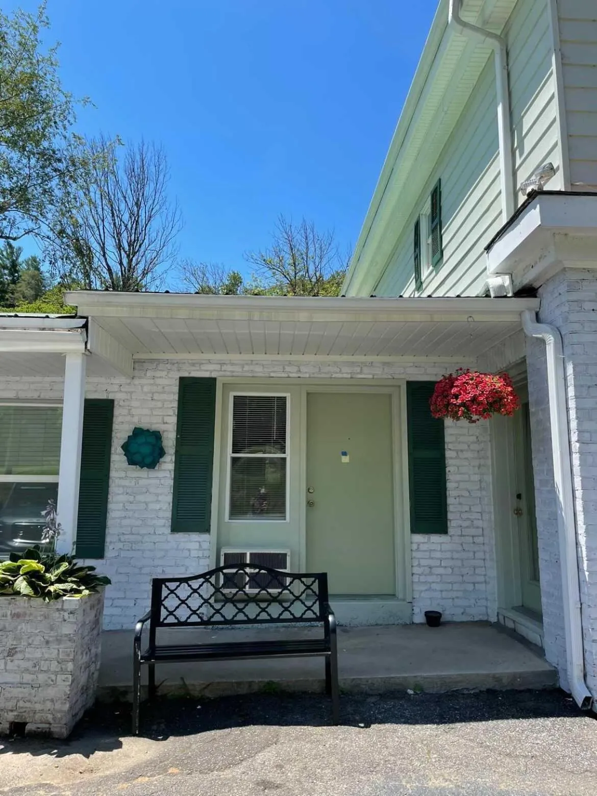 Property building in Geneva Hotel & Tiki Bar