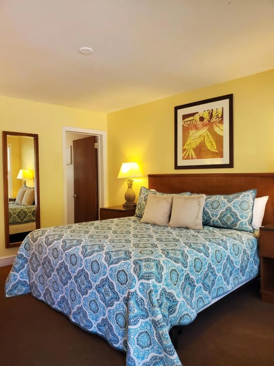 Bed in Geneva Hotel & Tiki Bar