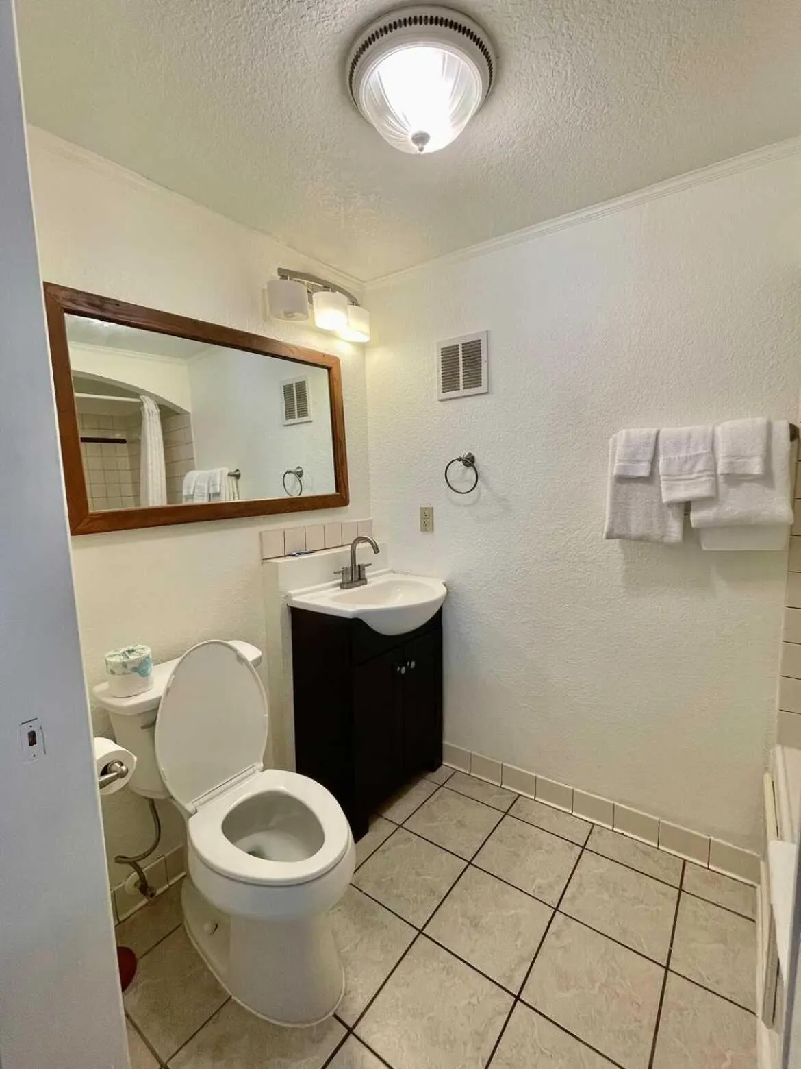 Bathroom in Geneva Hotel & Tiki Bar