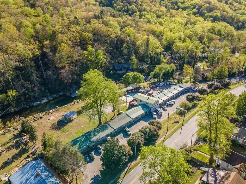 Parking in Geneva Hotel & Tiki Bar