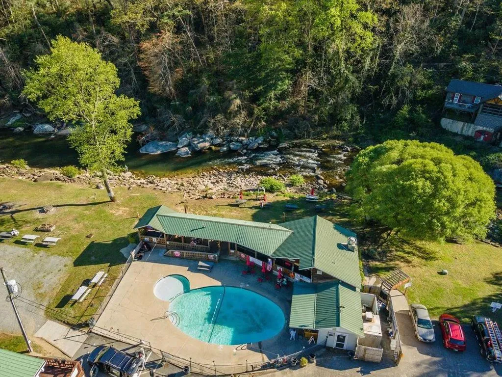 Swimming pool in Geneva Hotel & Tiki Bar