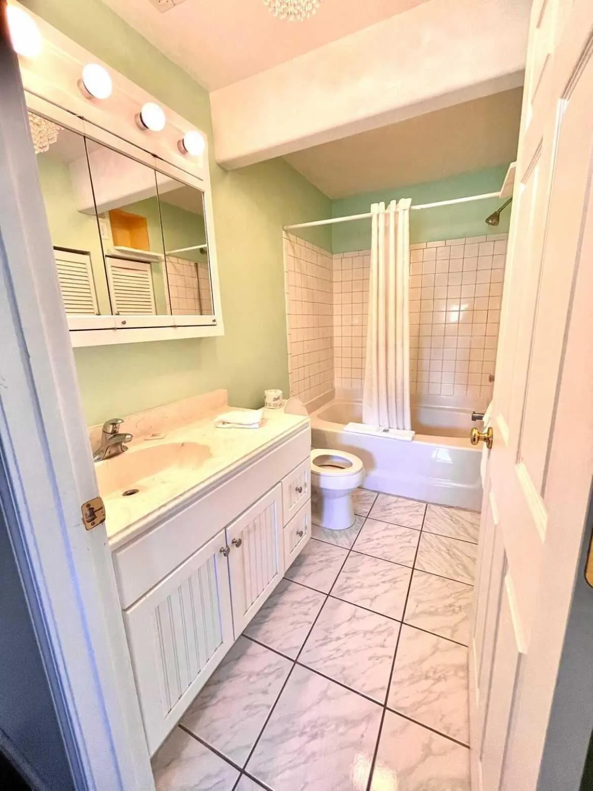 Bathroom in Geneva Hotel & Tiki Bar