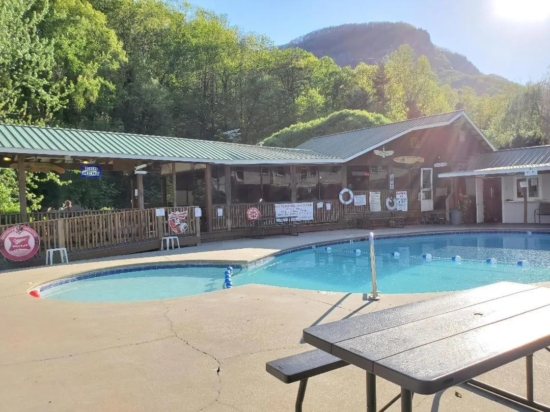 Restaurant/places to eat in Geneva Hotel & Tiki Bar