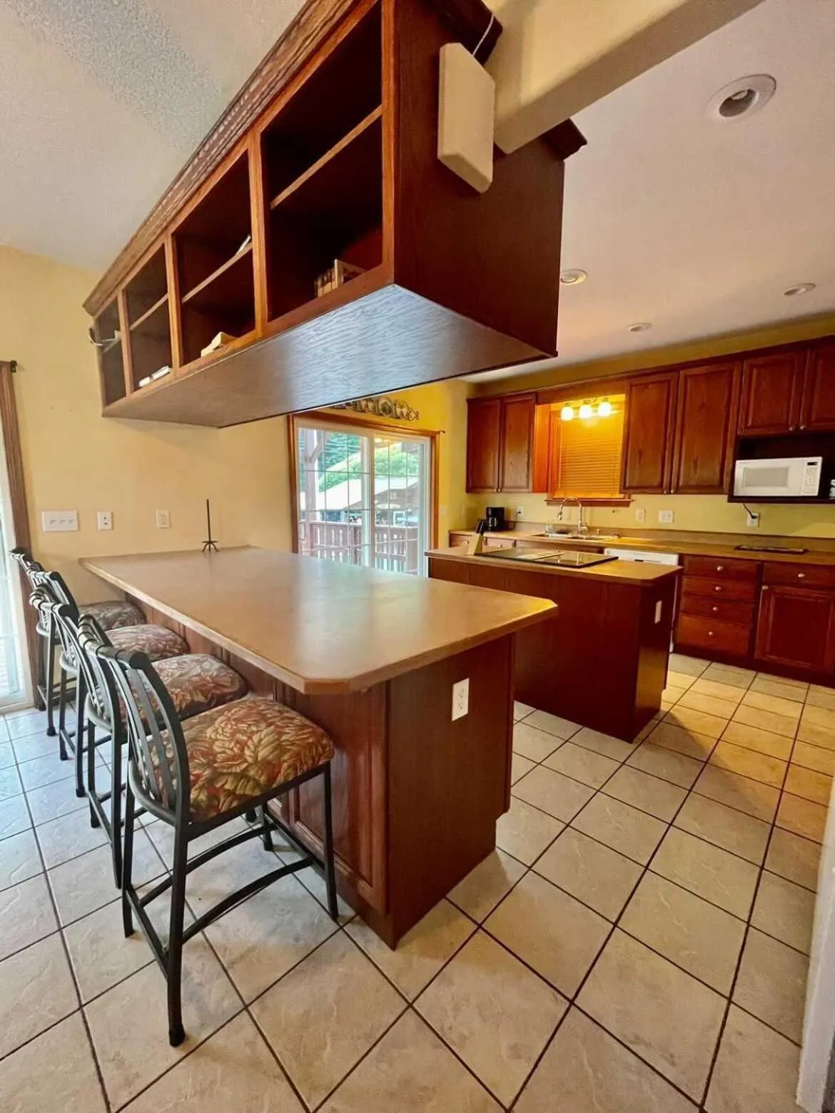 Kitchen or kitchenette in Geneva Hotel & Tiki Bar