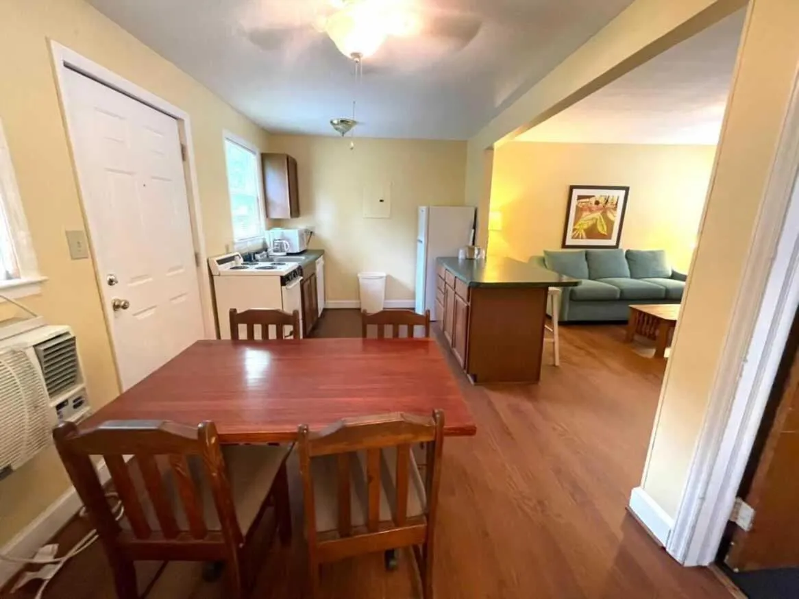 Living room in Geneva Hotel & Tiki Bar