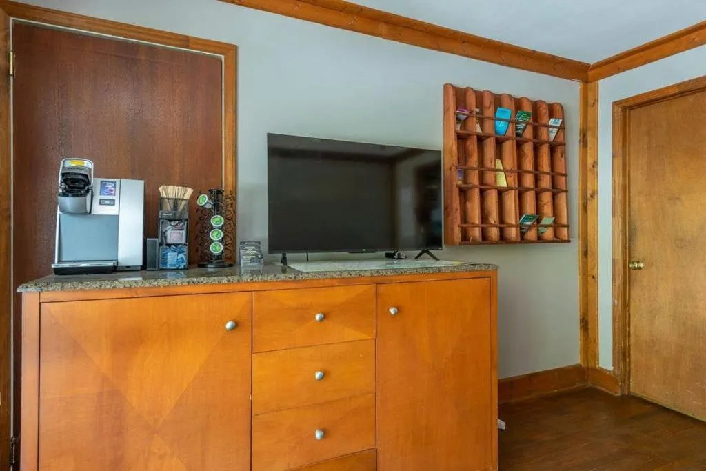 Coffee/tea facilities in Geneva Hotel & Tiki Bar