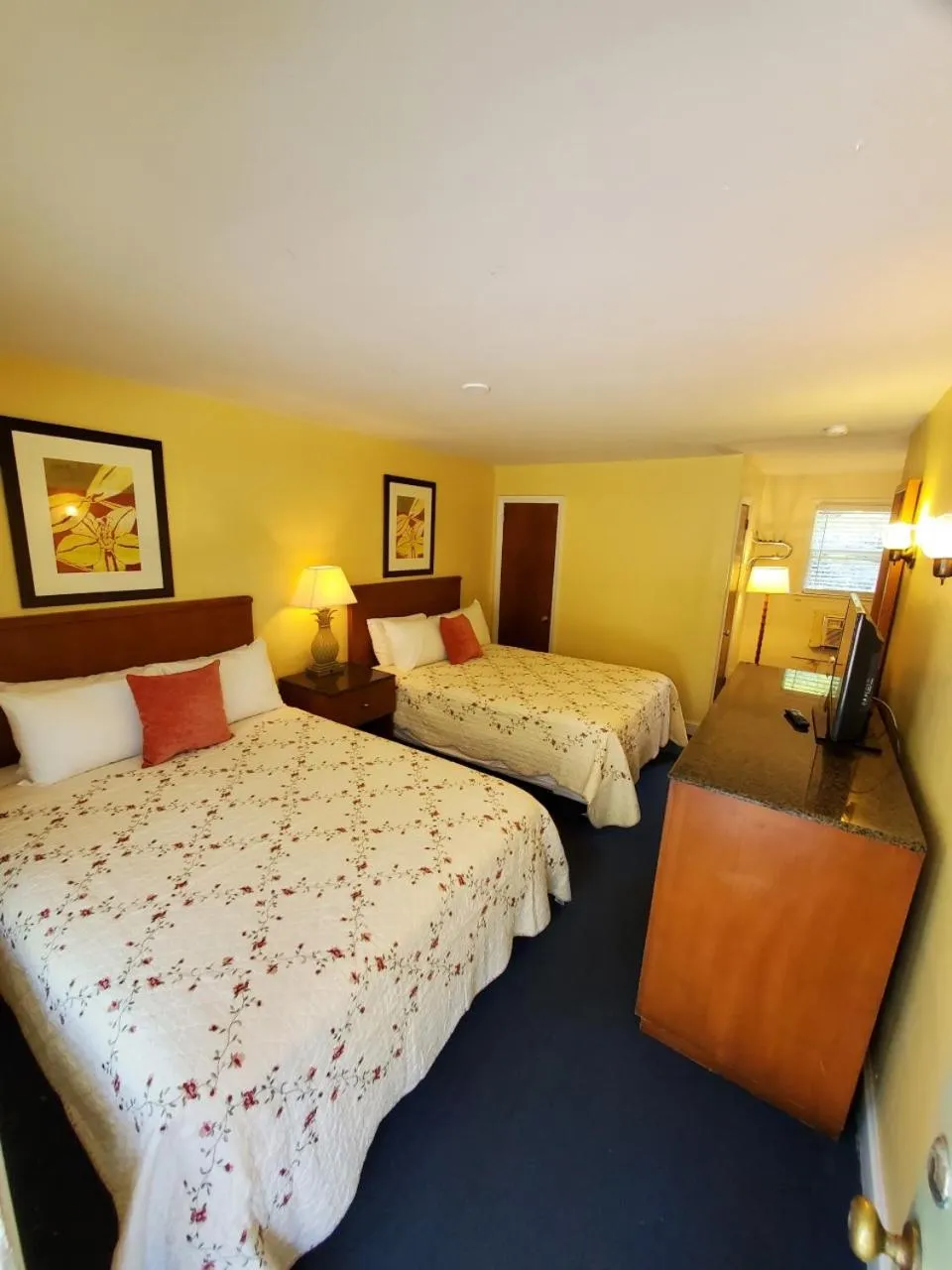 Photo of the whole room in Geneva Hotel & Tiki Bar