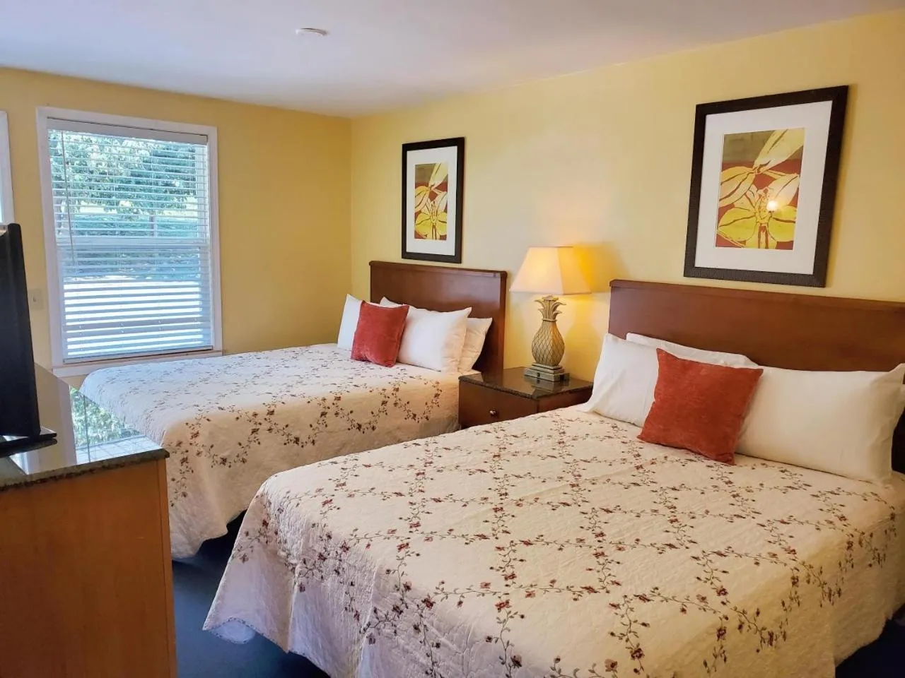 Bed in Geneva Hotel & Tiki Bar