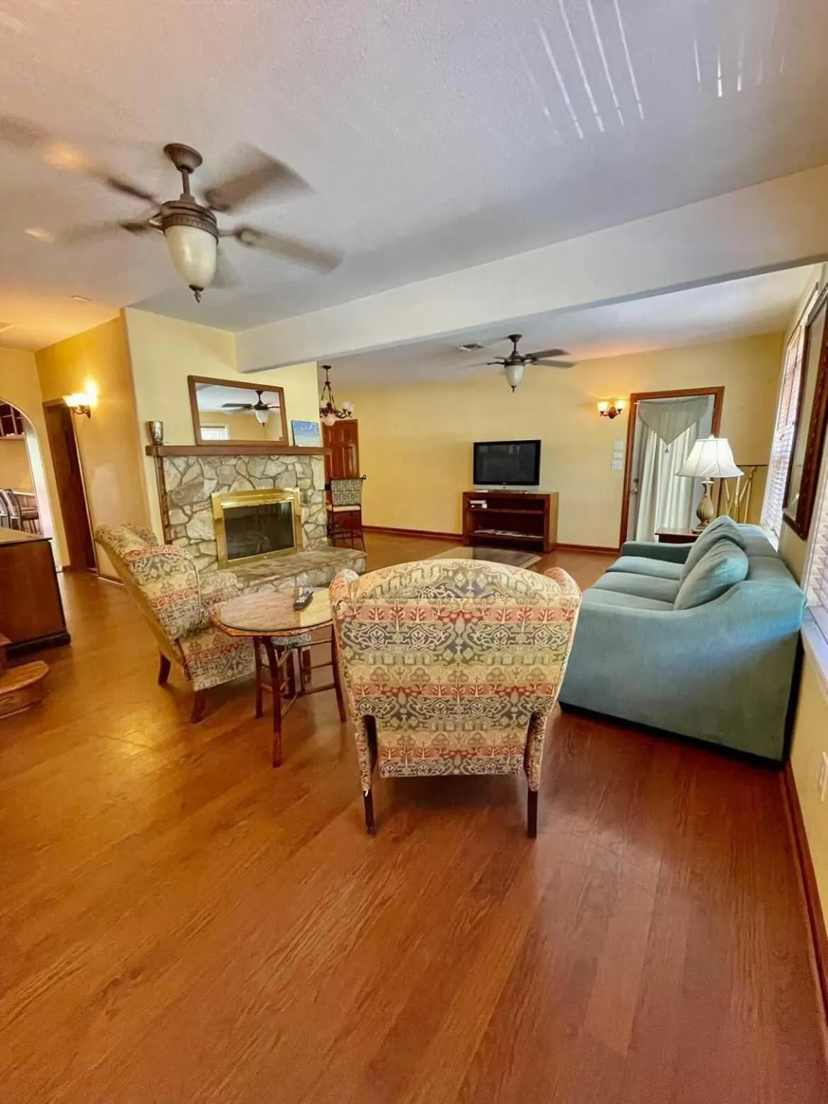 Living room in Geneva Hotel & Tiki Bar