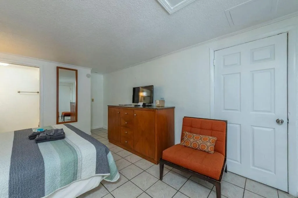 Geneva Hotel & Tiki Bar