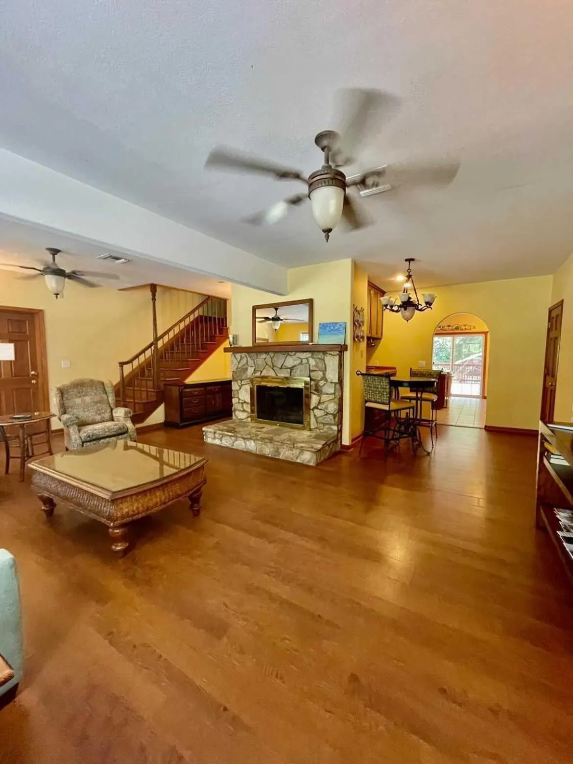 Living room in Geneva Hotel & Tiki Bar