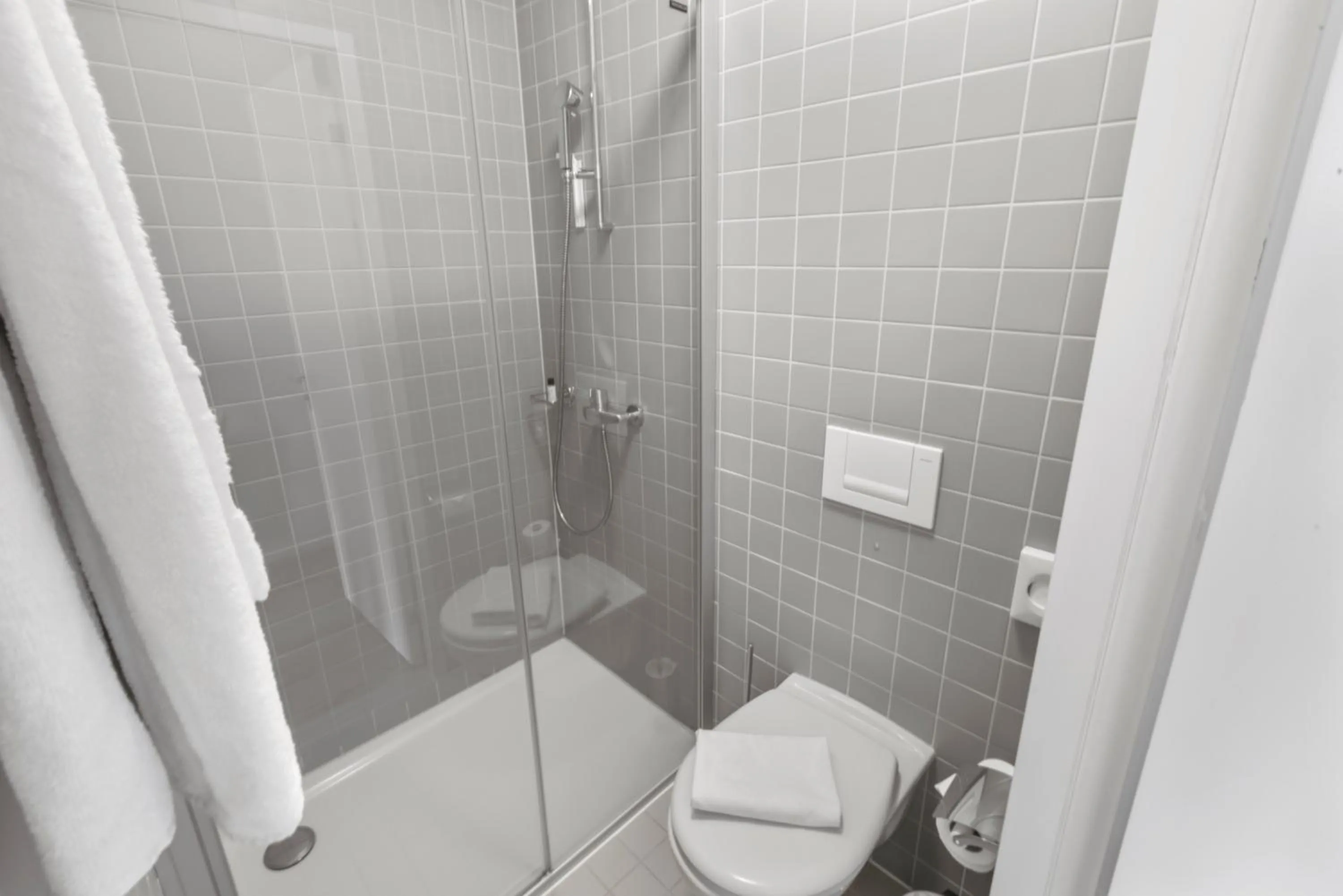 Shower in Hôtel de la Poste Sierre