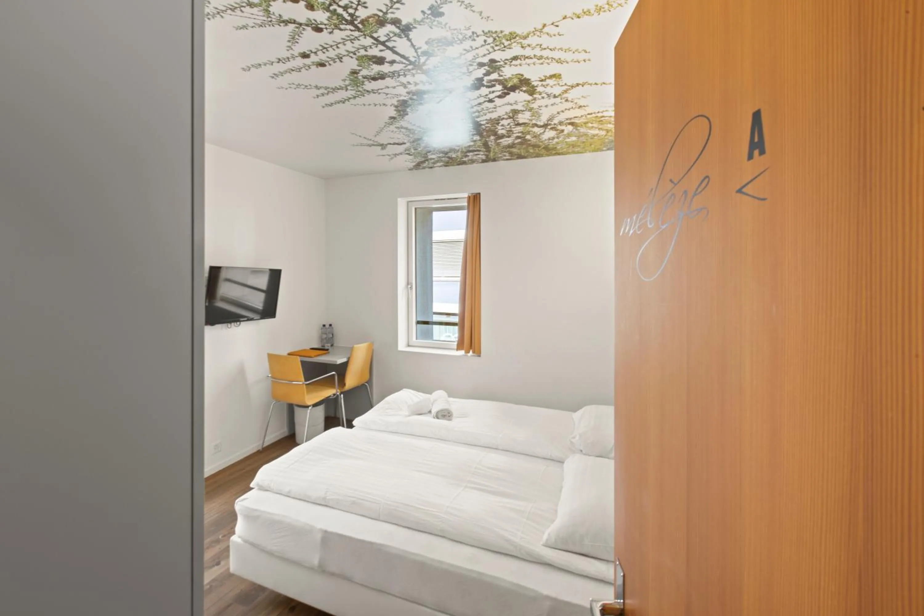 Bed in Hôtel de la Poste Sierre