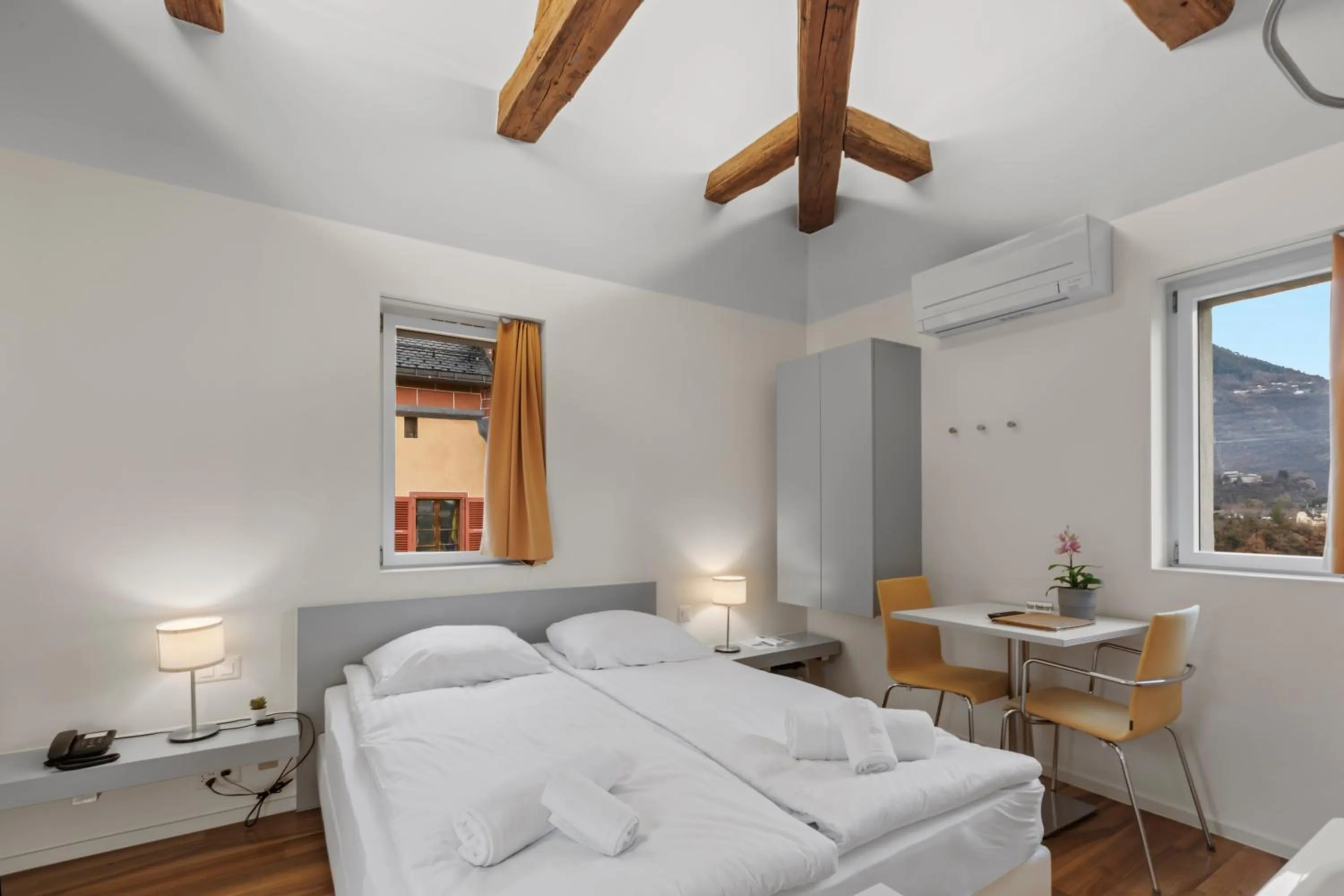 Bed in Hôtel de la Poste Sierre