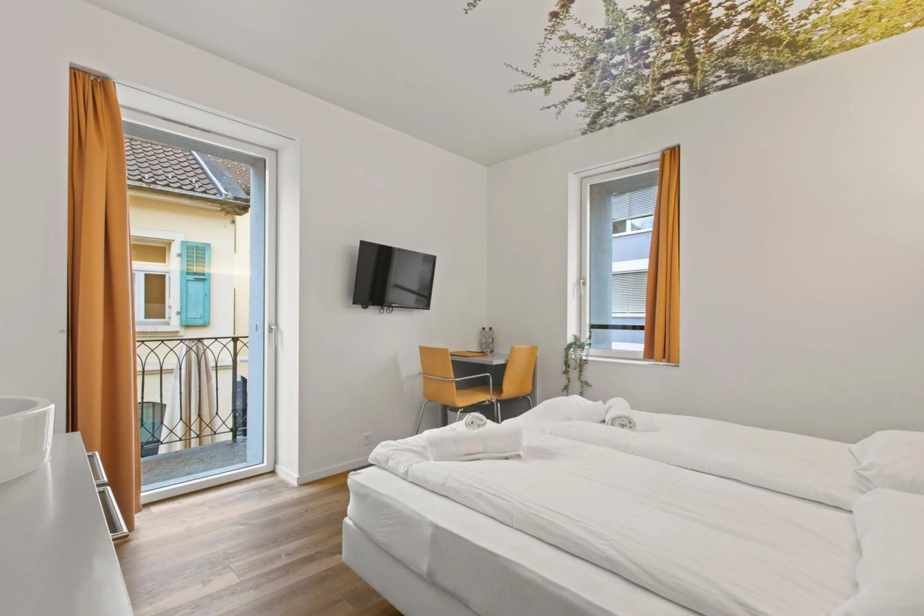 Communal lounge/ TV room, Bed in Hôtel de la Poste Sierre