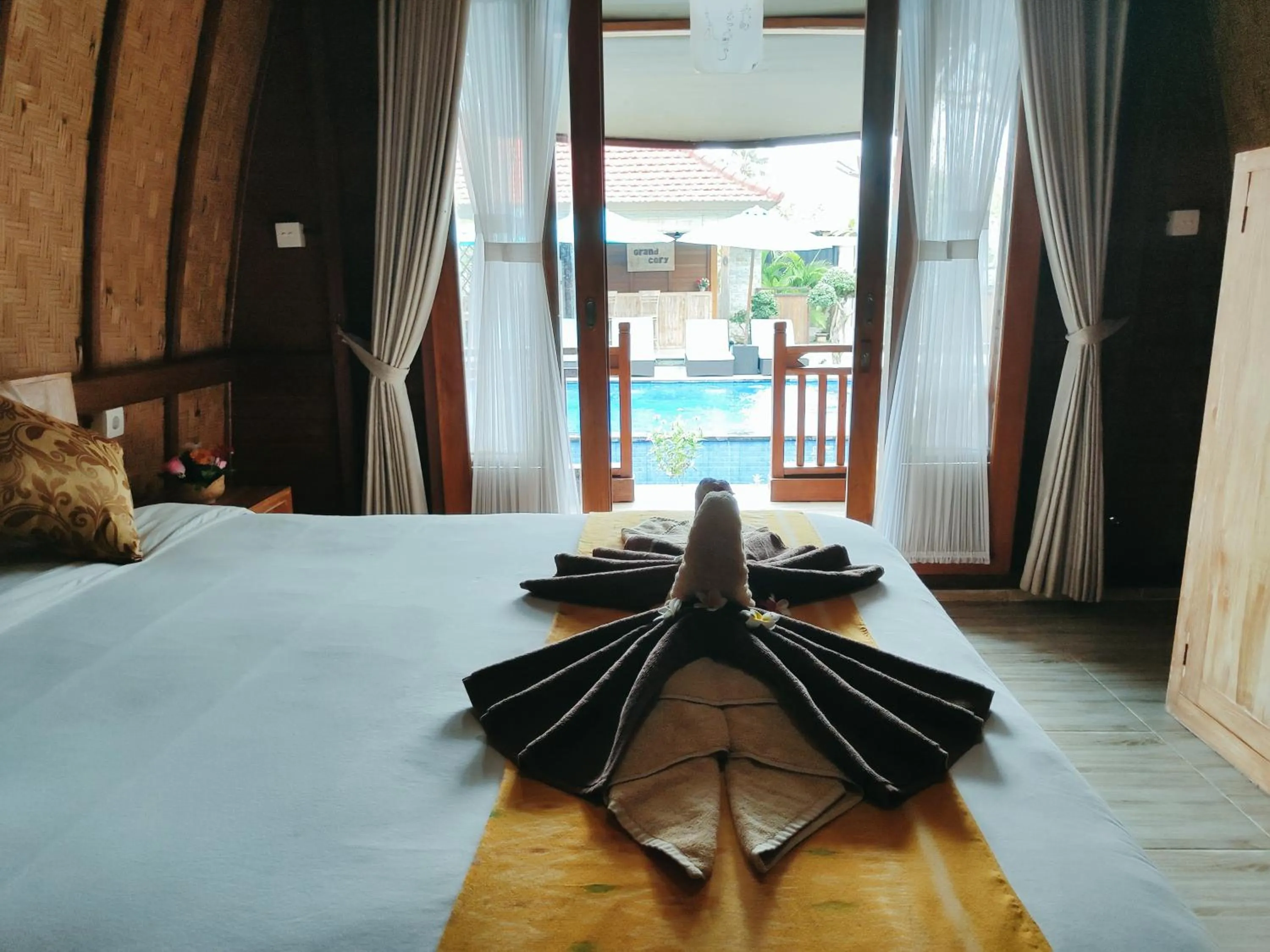 Pool view, Bed in Grand Cory