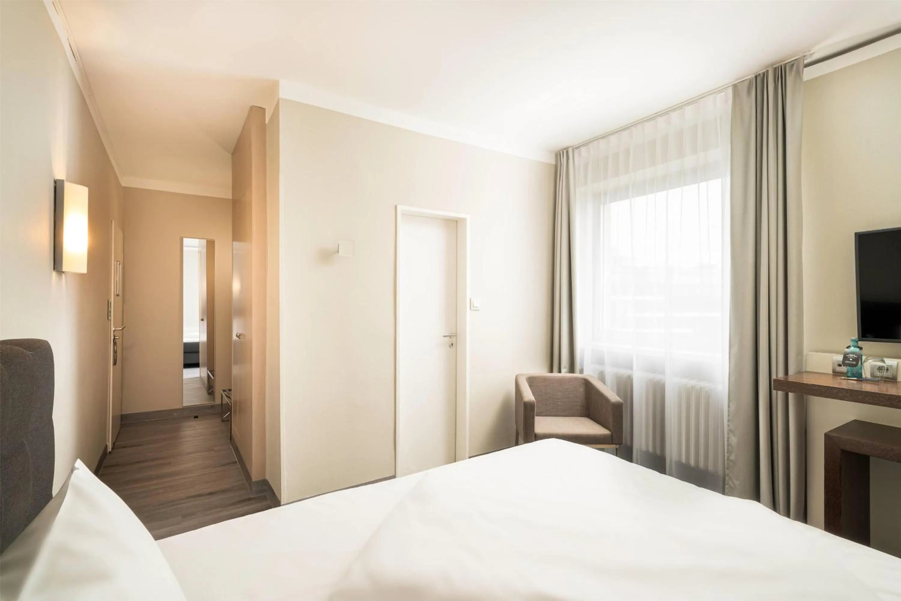 Photo of the whole room, Bed in elaya hotel hannover city, Trademark by Wyndham