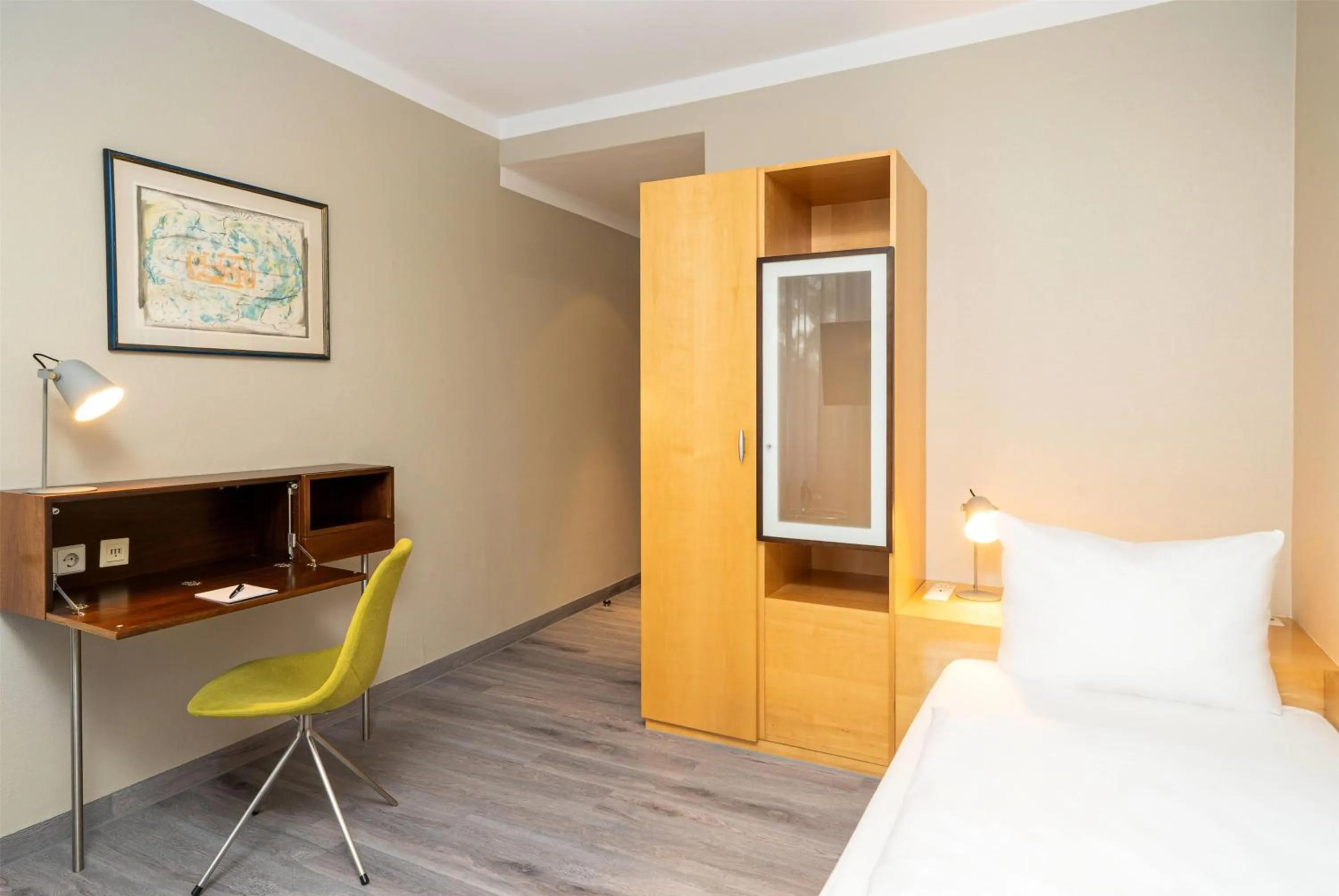 Photo of the whole room, Bed in elaya hotel hannover city, Trademark by Wyndham
